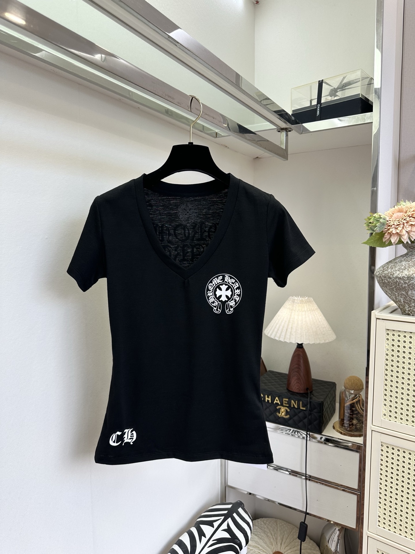 「潮人必备单品 」   美式辣妹必备｜克罗心V领修身T恤🖤高级杂花麻灰质感超耐看，恰到好处的V‑领拉长颈