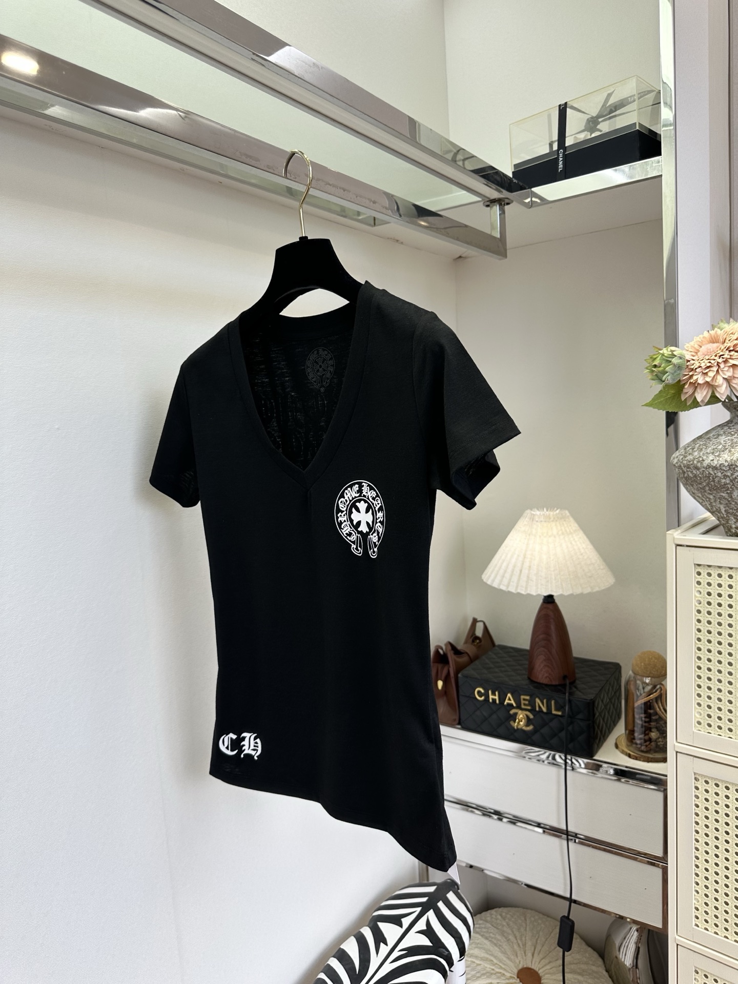 「潮人必备单品 」   美式辣妹必备｜克罗心V领修身T恤🖤高级杂花麻灰质感超耐看，恰到好处的V‑领拉长颈