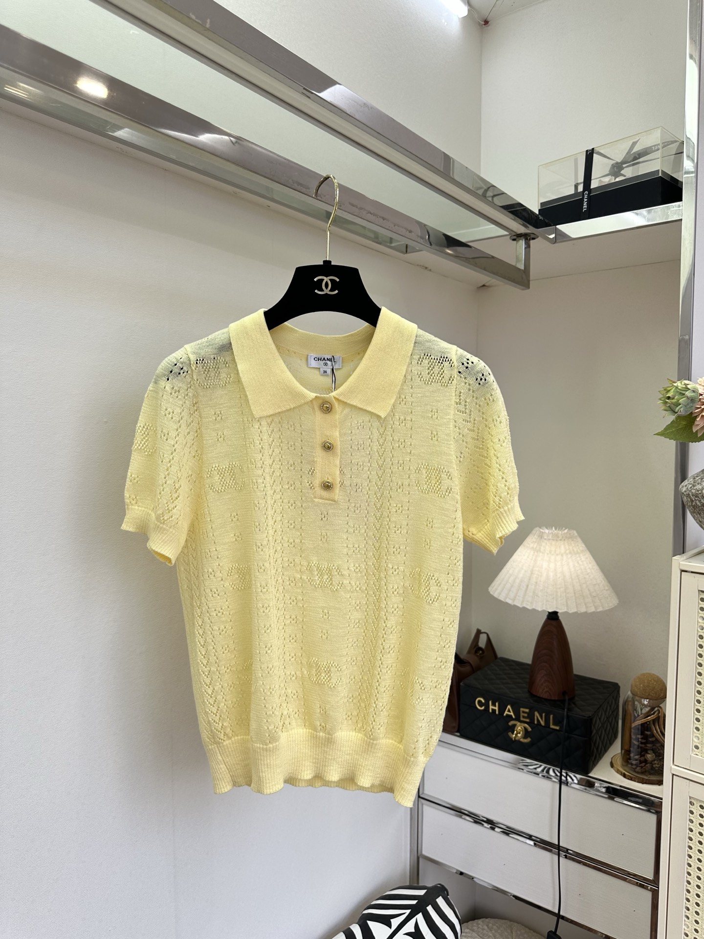 NO:932693,'This knitted sweater with small lapels and holes can really be used countless times.' The fragrant Polo knitted short-sleeve is too sweet. It is soft and has a soft light. The double-C hollow texture of the full dark pattern is exquisite and unobtrusive. The gold-button Polo collar outlines the elegant temperament. The breathable knitted sweater is refreshing and not stuffy to wear in summer. It can be worn with skirt jeans to make a lady feel relaxed!  SIZE s m l,Chanel-clothing,chanel,skirts,jeans,T-shirt,19860909「这个小翻领漏空针织衫真的是可以被安利无数次的款」 香风Polo针织短袖也太甜了吧,软乎乎自带柔光感,满幅暗纹双C镂空肌理精致又不张扬,金扣Polo领勾勒优雅气质,透气针织夏天穿清爽不闷,搭半裙牛仔裤都能穿出大小姐松弛感！ SIZE s m l,香奈儿-服装,chanel,skirts,jeans,T-shirt,,Women's clothing