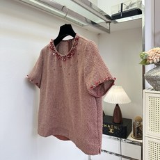 「不一样的名媛小香风」 红豆沙色调 粗纺肌理自带复古质感 ,领口手工钉钻点缀精致细节短袖+半裙成套穿 「不一样的名媛小香风」 红豆沙色调 粗纺肌理自带复古质感 ,领口手工钉钻点缀精致细节短袖+半裙成套穿