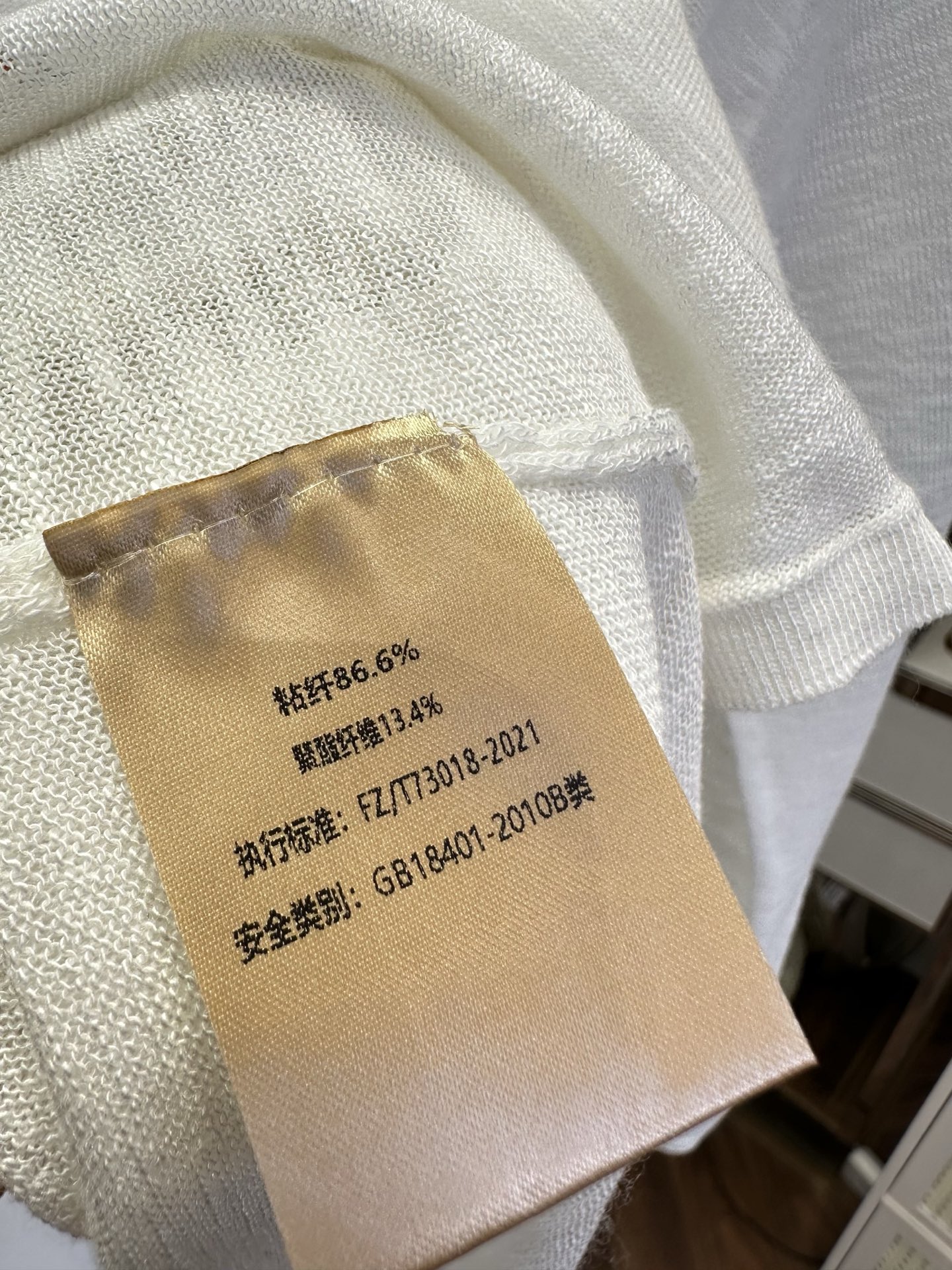 「可以做防晒的T恤」   轻薄竹节麻长袖T恤，透气软糯重工烫钻+刺绣海星图案，自带海边氛围感微宽松落肩版