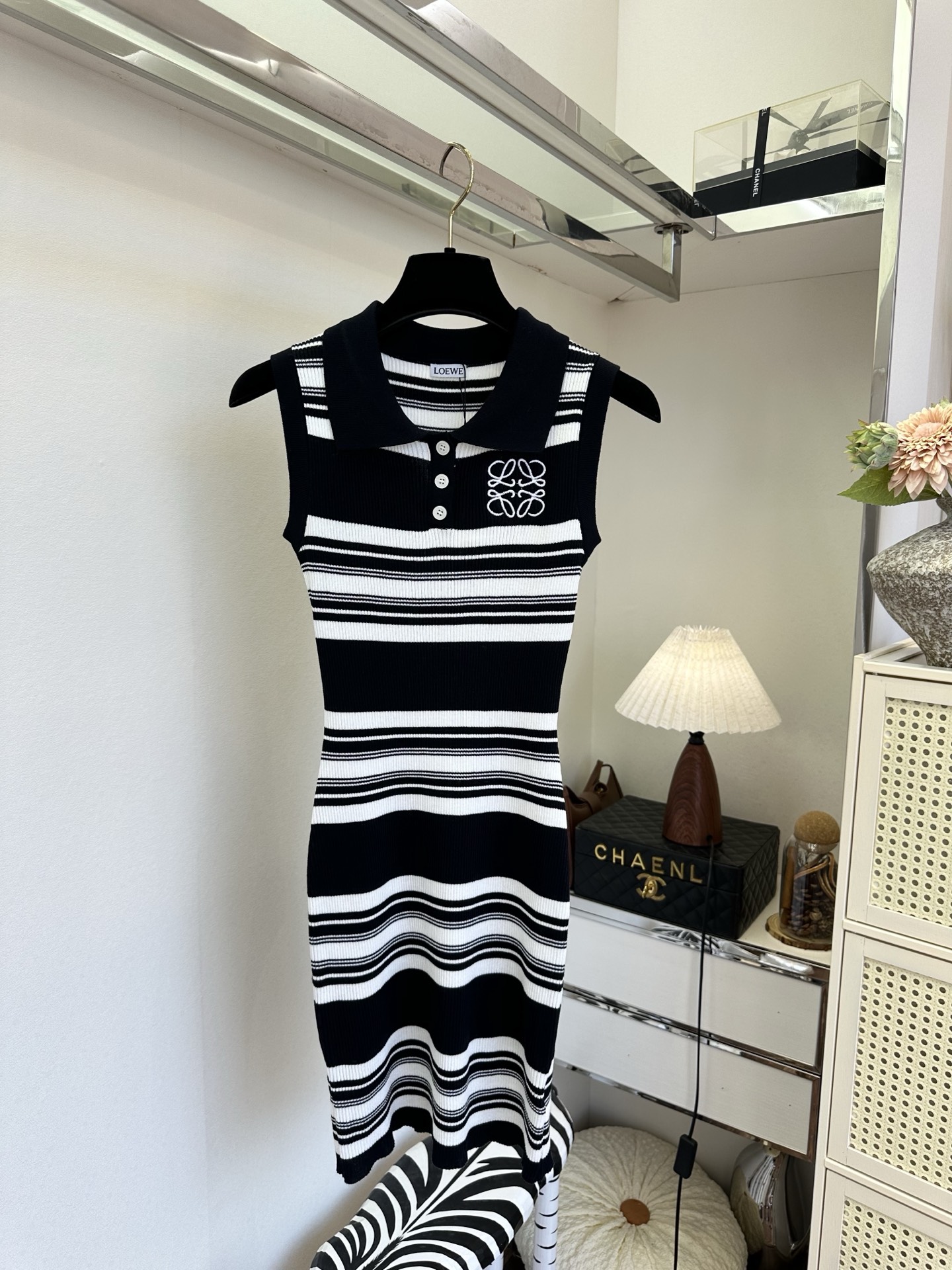 NO:932594,'Those who are obsessed with stripes can buy it decisively.' Classic black and white striped knitted vest dress, Polo lapel + button design, refreshing and age-reducing, textured vertical pit strips slimming and exquisite embroidery logo embellishment, elegant for daily commuting SIZE s m l, Loewe-clothing, loewe, skirts,19860909「条纹控的可以果断入了」  经典黑白条纹针织背心裙,Polo翻领+排扣设计,清爽减龄,肌理竖坑条修身显瘦精致刺绣标识点缀,通勤日常都显贵 SIZE s m l,罗意威-服装,loewe,skirts,,Women's clothing