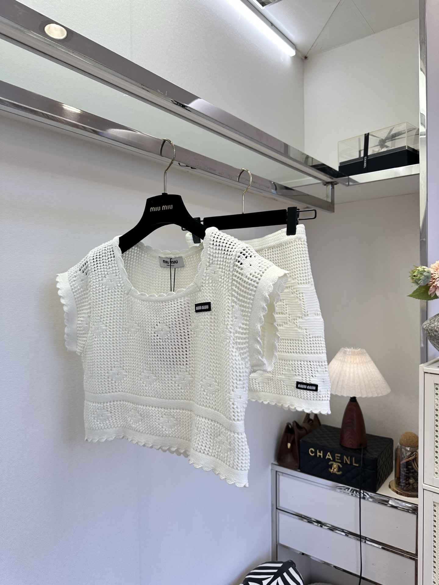 NO:932626,'Be a sweet Miu girl' Pure white hollow knitted two-piece set, breathable mesh fabric suitable for swimming pool in midsummer. Cropped top + A-line skirt, exposed waist, high and flexible, seaside vacation wear has its own gentle and soft light SIZE s m l, Miu Miu-clothing, skirts,19860909「做个甜美的缪系女孩 」  纯白镂空针织两件套,透气网眼面料适配盛夏泳池 短款上衣+A字短裙,露腰显高又灵动,海边度假穿搭自带温柔柔光 SIZE s m l,缪缪-服装,skirts,,Women's clothing