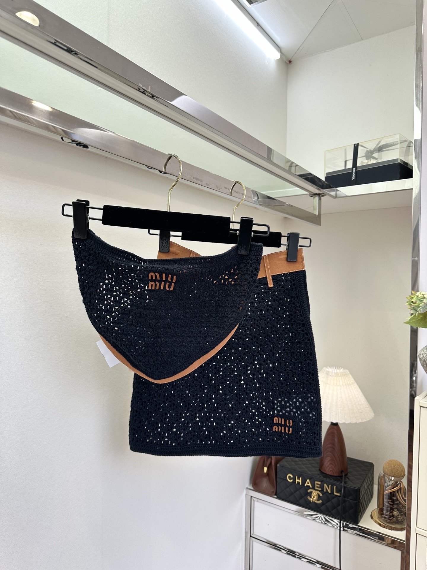 NO:932632,'Sweet, cool and spicy style, do you like it?' Retro navy blue collides with caramel brown edges, and the hollow texture weakens the boring feeling of knitted. The combination of tube top and short skirt outlines the body curve, light and luxurious girl style, gentle and a little wild SIZE s m l / set, Miu Miu-clothing, skirts,19860909「甜酷辣风 你爱吗」  复古藏蓝碰撞焦糖棕边,镂空肌理弱化针织沉闷感 抹胸+短裙组合勾勒身材曲线,轻奢少女风,温柔又带点小野性 SIZE s m l /套,缪缪-服装,skirts,,Women's clothing