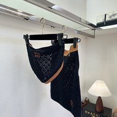 「甜酷辣风 你爱吗」 复古藏蓝碰撞焦糖棕边,镂空肌理弱化针织沉闷感抹胸+短裙组合勾勒身材曲线,轻奢少女 「甜酷辣风 你爱吗」 复古藏蓝碰撞焦糖棕边,镂空肌理弱化针织沉闷感抹胸+短裙组合勾勒身材曲线,轻奢少女