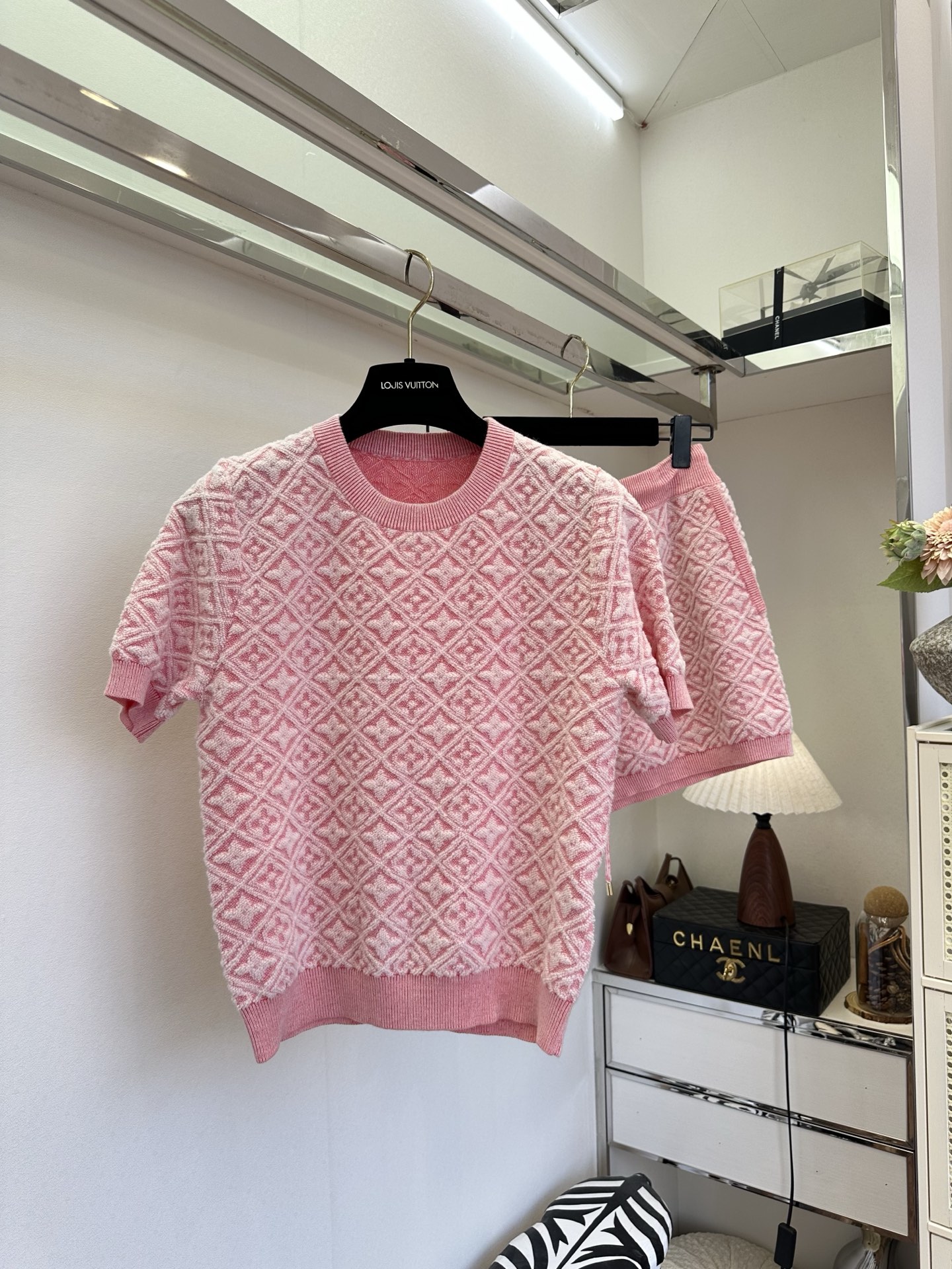 NO:932588,'Three-dimensional relief technology, very old fashion style] Peach pink rhombus jacquard knitted suit, round neck short sleeves + drawstring shorts as a set, soft and breathable knitted, sweet but not greasy for home outings, all-over printed dark patterns, light luxury texture, gentle atmosphere directly fills up SIZE s m l / set, Louis Vuitton-clothing, louis vuitton, shorts, T-shirt,19860909「立体浮雕工艺 很老花风] 蜜桃粉菱格提花针织套装,圆领短袖+抽绳短裤成套搭配,软糯透气针织,居家出游都甜而不腻满印暗纹自带轻奢质感,温柔氛围感直接拉满 SIZE s m l /套,路易威登-服装,louis vuitton,shorts,T-shirt,,Women's clothing