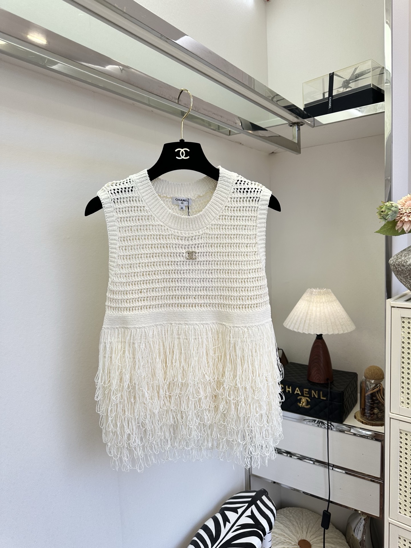NO:932605,'The fragrance of the world, elegant and high-end] Hollow tassel knitted sleeveless vest, the upper body is breathable hollow mesh, there is no stuffiness in summer, the hem has long and flexible tassels, and it brings an elegant atmosphere when walking SIZE s m l, Chanel-clothing, chanel,19860909「人间香气 优雅 高级] 镂空流苏针织无袖背心,上身透气镂空网织,夏日毫无闷热感,下摆灵动长流苏,走动自带飘逸氛围感 SIZE s m l,香奈儿-服装,chanel,,Women's clothing
