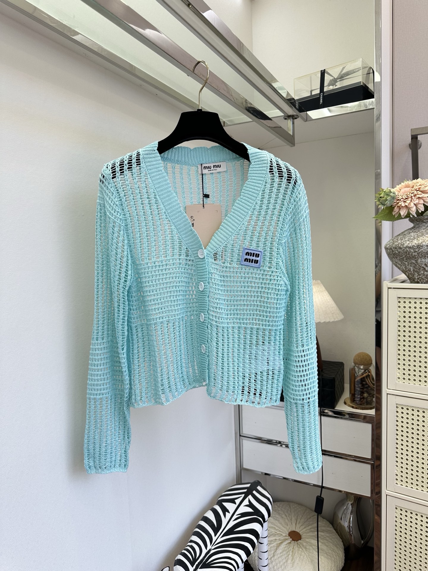 NO:932599,'A small cardigan that can be used as sun protection] Refreshing hollow V-neck knitted jacket, transparent mesh texture, light and burdenless, low saturation mint blue weakens the heavy feeling, exquisite small logo enhances texture. Friendly short style for small people, suitable for commuting and leisure. SIZE s m l, Miu Miu-clothing, jackets & coats,19860909「可以做防晒的小开衫] 清爽镂空V领针织外套,通透网格肌理,轻盈无负担,低饱和薄荷蓝弱化厚重感,精致小logo提升质感 小个子友好短款,通勤休闲随心搭 SIZE s m l,缪缪-服装,jackets & coats,,Women's clothing