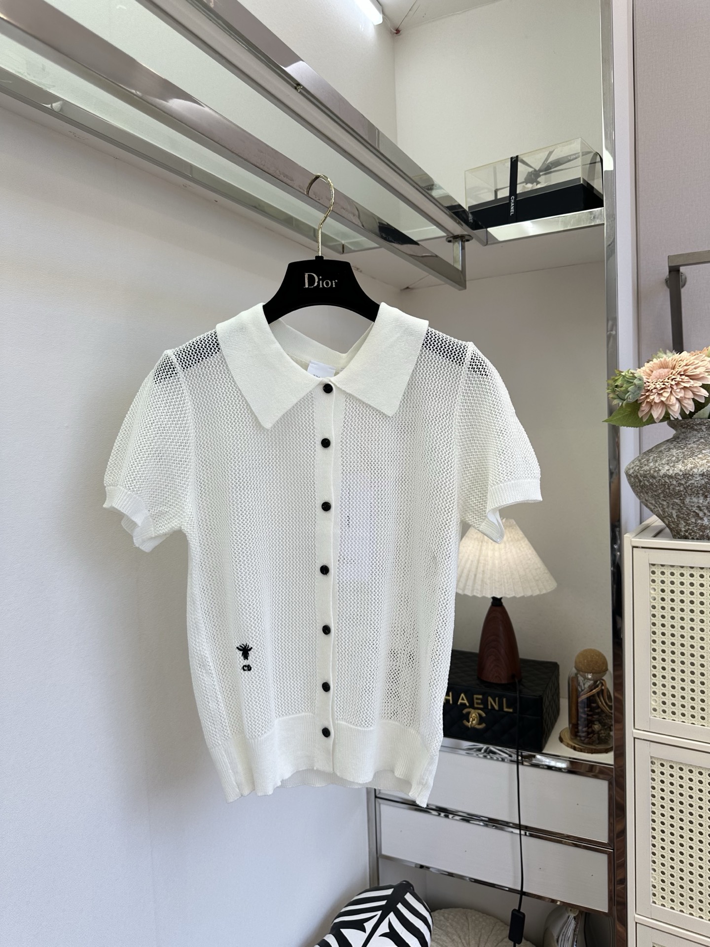 NO:932620,'Temperature Responsibility] Sisters who are afraid of being bored in summer and want to protect themselves from the sun should look at this piece! Hollow polo knitting, super breathable mesh, small bee embroidery is low-key and luxurious, and it looks good with skirts and trousers in black and white! SIZE s m l, Dior-clothing, dior, skirts,19860909「气质担当] 夏天怕闷又想防晒的姐妹看这件！镂空polo针织,网眼超透气,小蜜蜂刺绣低调轻奢,黑白两色搭裙子裤子都好看！ SIZE s m l,迪奥-服装,dior,skirts,,Women's clothing