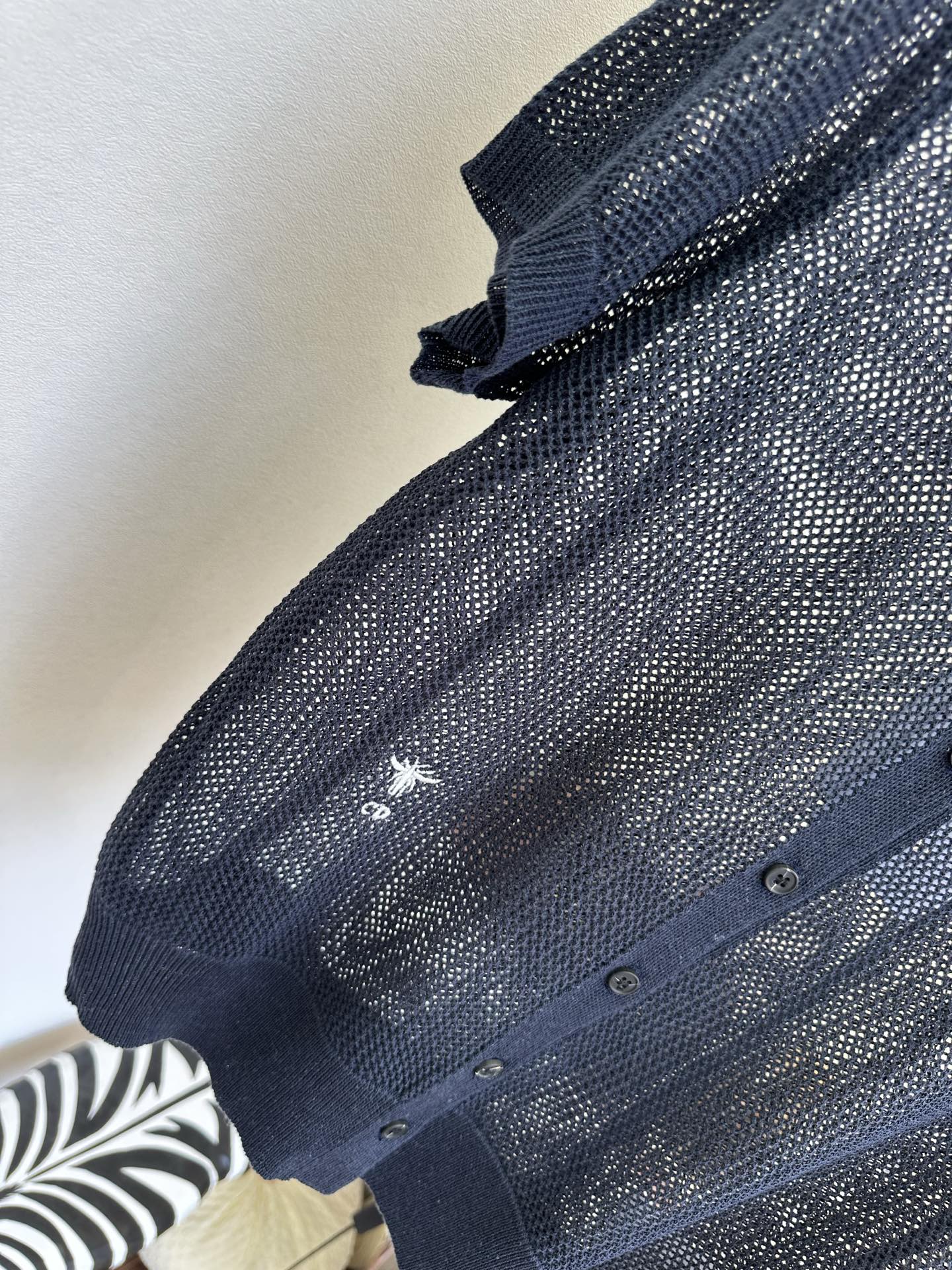 「气质担当]   夏天怕闷又想防晒的姐妹看这件！镂空polo针织，网眼超透气，小蜜蜂刺绣低调轻奢，黑白两