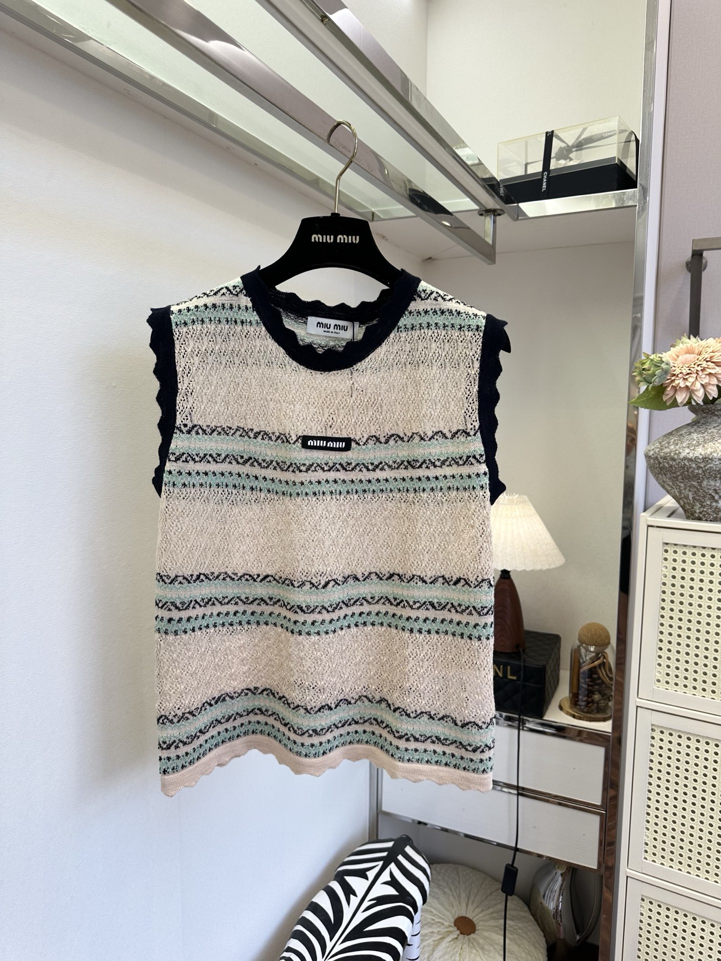 NO:932615,'Wear good-looking clothes to meet the people you want to meet] Miu retro Fair Isle knitted vest｜A sweet girl's layering artifact, hollow and breathable knitted texture, not stuffy in summer wear, wavy lace neckline + sleeve edges, soft and girly, contrasting stripes are gentle and fresh, small cloth label on the chest is low-key and exquisite, it is refreshing to wear alone, looks good with an inner shirt/long sleeves, and the retro atmosphere directly fills up SIZE s m  l,miumiu-clothing,miumiu,shirts,19860909「穿好看的衣服 见想见的人] Miu系复古费尔岛针织背心｜甜妹叠穿神器,镂空透气针织肌理,夏日穿完全不闷,波浪花边领口+袖边,软乎乎少女感拉满,撞色条纹温柔清新,胸前小布标低调精致,单穿清爽、内搭衬衫/长袖都好看,复古氛围感直接拉满 SIZE s m l,缪缪-服装,miumiu,shirts,,Women's clothing
