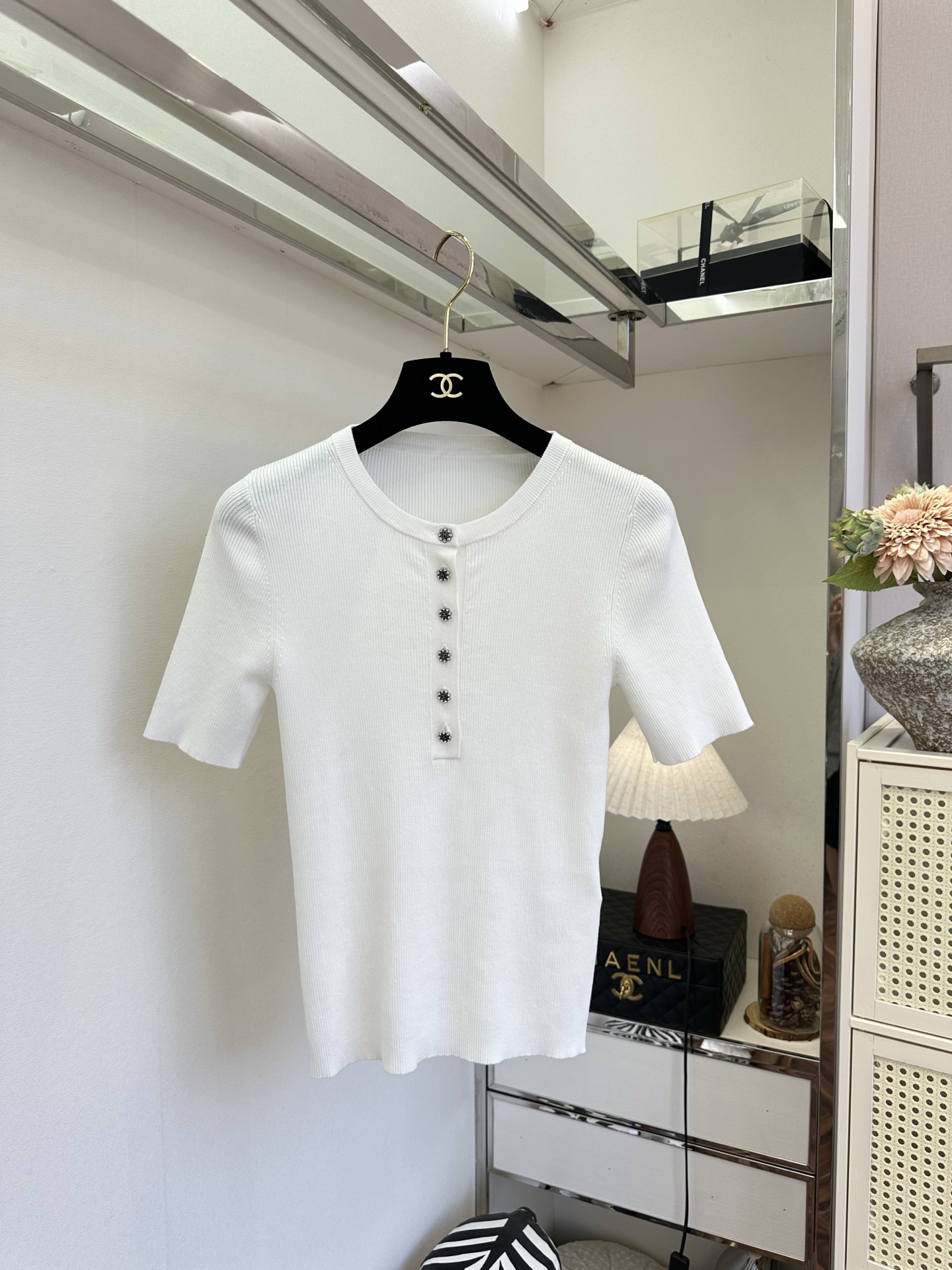 「穿好看的衣服 见想见的人]   清透冰感竖纹针织小上衣，低饱和薄荷绿温柔显白，柔和圆领百搭不挑人半开式