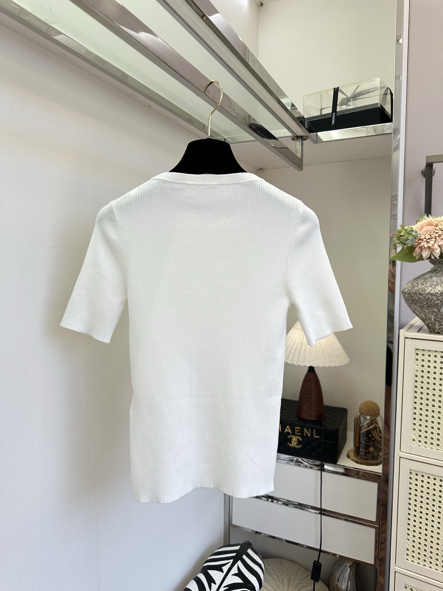 「穿好看的衣服 见想见的人]   清透冰感竖纹针织小上衣，低饱和薄荷绿温柔显白，柔和圆领百搭不挑人半开式