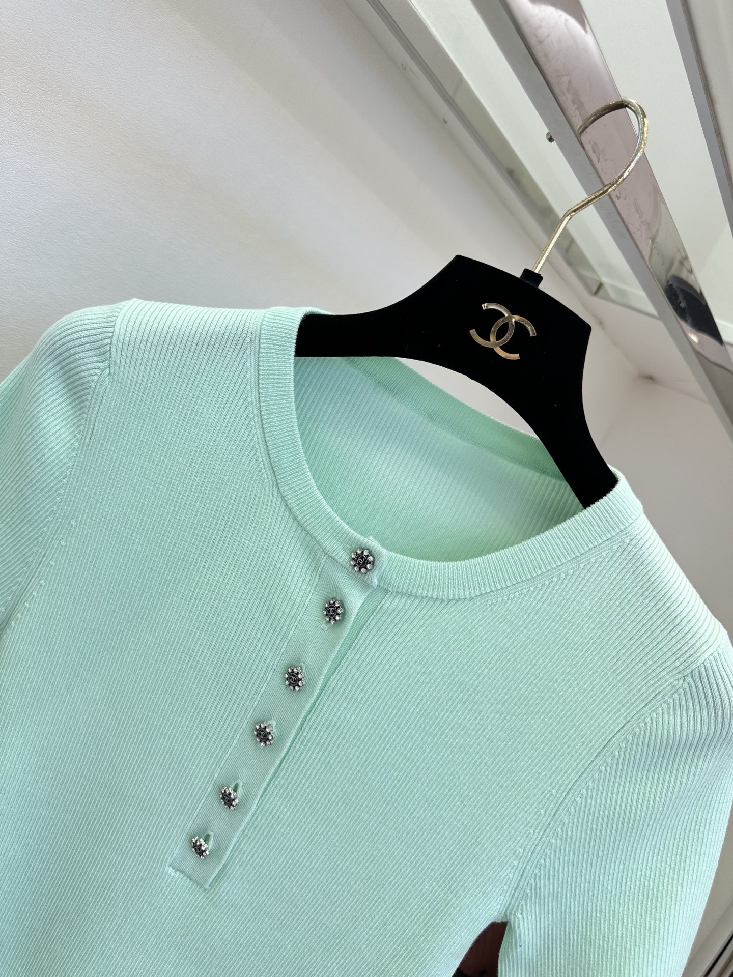 「穿好看的衣服 见想见的人]   清透冰感竖纹针织小上衣，低饱和薄荷绿温柔显白，柔和圆领百搭不挑人半开式