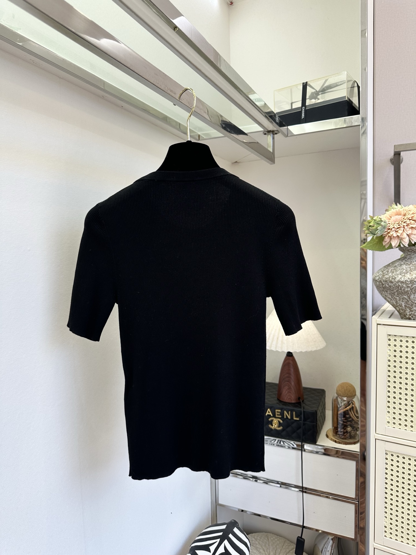 「穿好看的衣服 见想见的人]   清透冰感竖纹针织小上衣，低饱和薄荷绿温柔显白，柔和圆领百搭不挑人半开式
