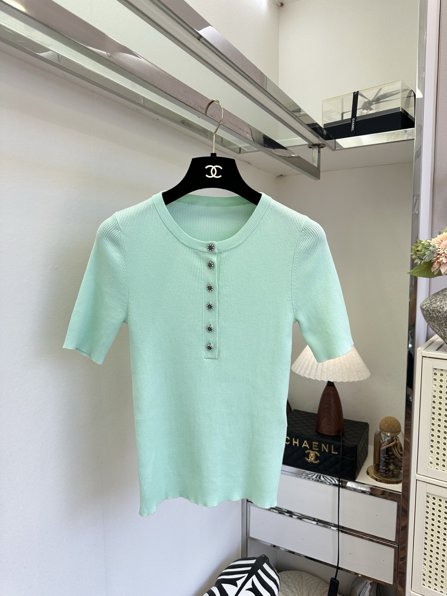 NO:932600,'Wear good-looking clothes to meet the person you want to meet] Clear and ice-like vertical knitted top, low saturation mint green and gentle whitening, soft round neck, versatile and not picky, half-open diamond button placket, details with light luxury texture, slim and slightly elastic version to outline the curves, three-quarter sleeves modify the arm lines, breathable and light fabric bid farewell to the sultry summer heat, three colors easily adapt to all bottoms, simple and versatile, SIZE s m l, Chanel - clothing, chanel,19860909「穿好看的衣服 见想见的人] 清透冰感竖纹针织小上衣,低饱和薄荷绿温柔显白,柔和圆领百搭不挑人半开式钻扣门襟,细节自带轻奢质感,修身微弹版型勾勒曲线,五分袖修饰手臂线条,透气轻薄面料告别夏日闷热,三色轻松适配所有下装,简约百搭不出错 SIZE s m l,香奈儿-服装,chanel,,Women's clothing