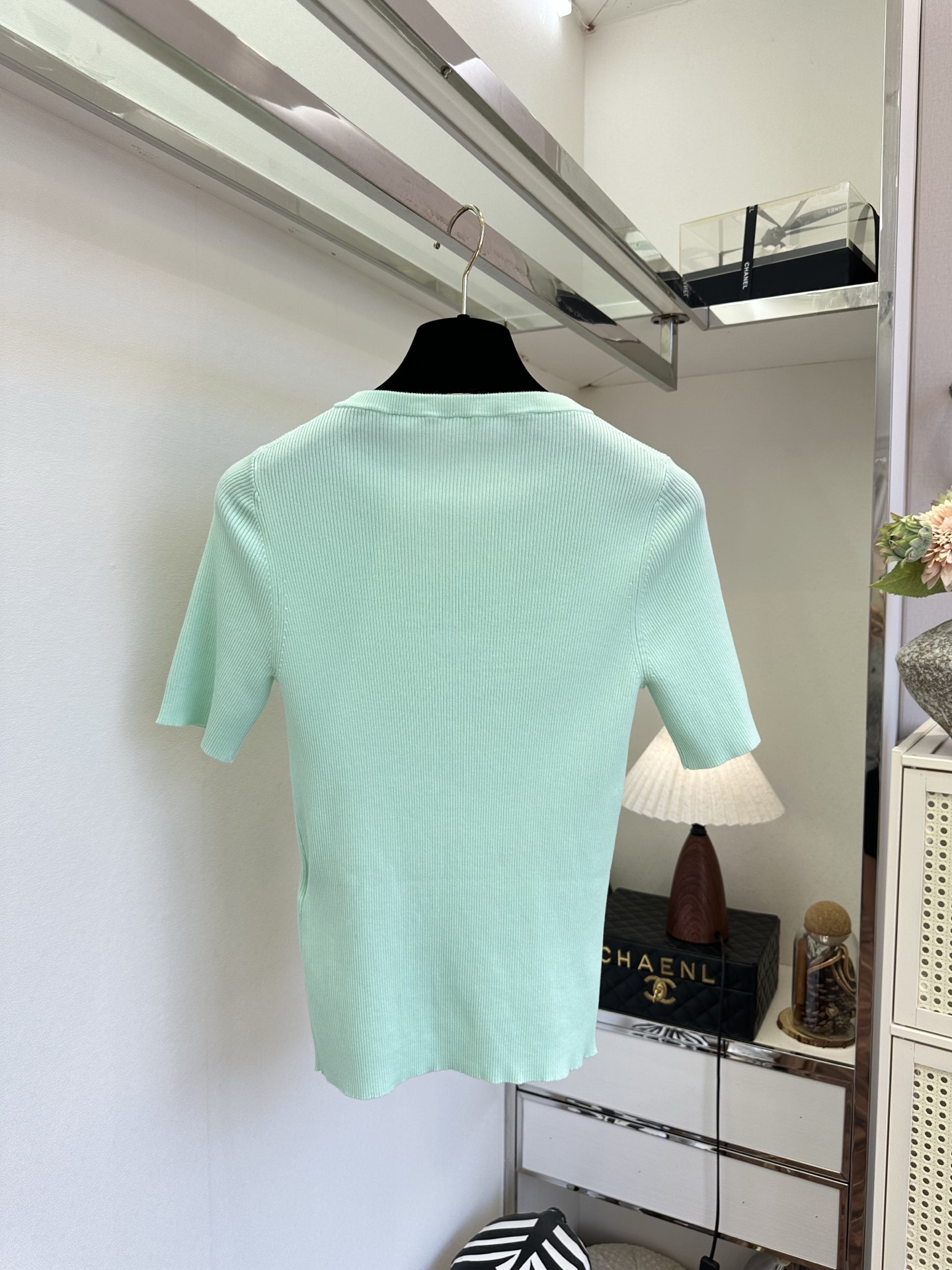 「穿好看的衣服 见想见的人]   清透冰感竖纹针织小上衣，低饱和薄荷绿温柔显白，柔和圆领百搭不挑人半开式