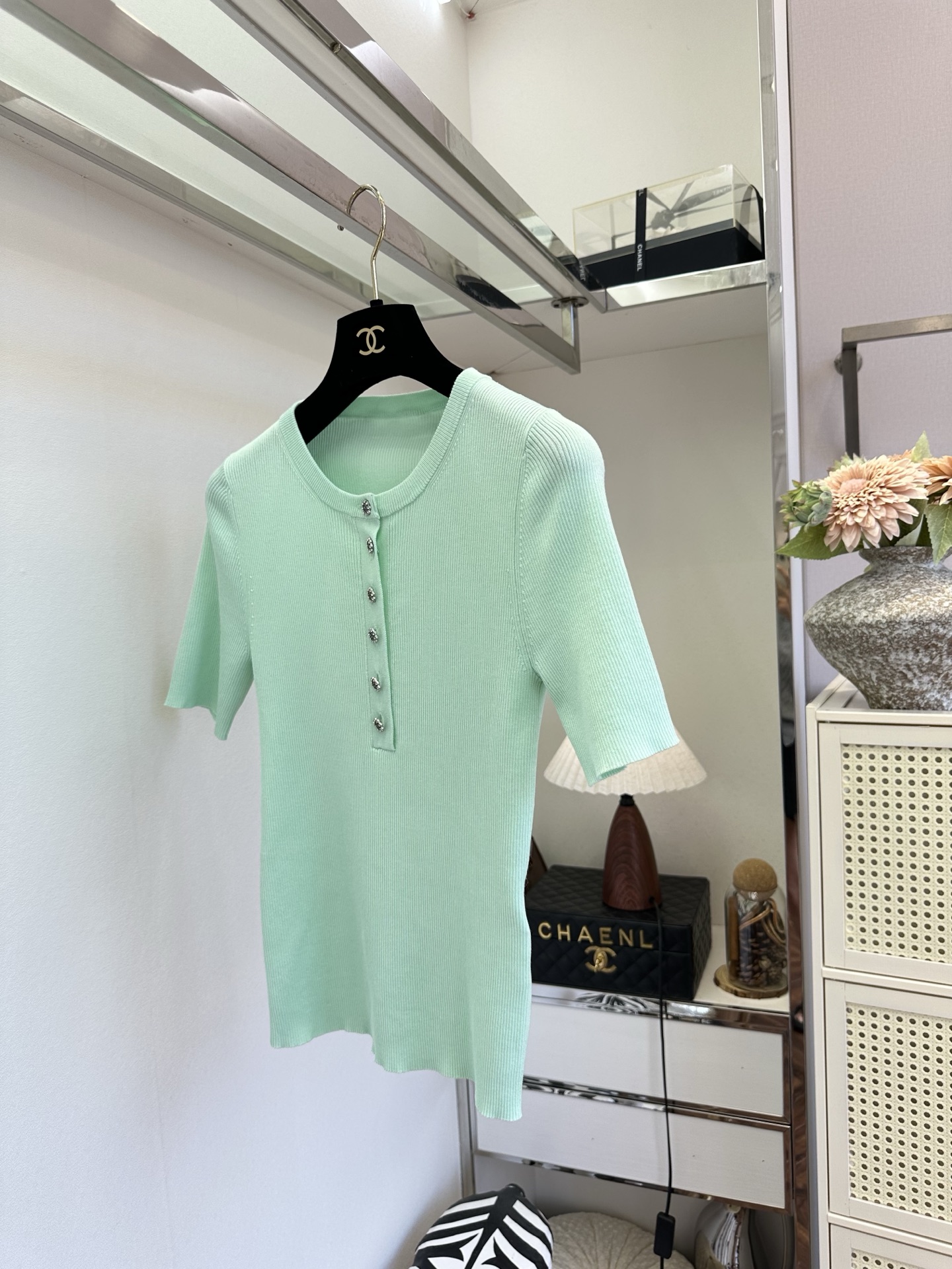 「穿好看的衣服 见想见的人]   清透冰感竖纹针织小上衣，低饱和薄荷绿温柔显白，柔和圆领百搭不挑人半开式