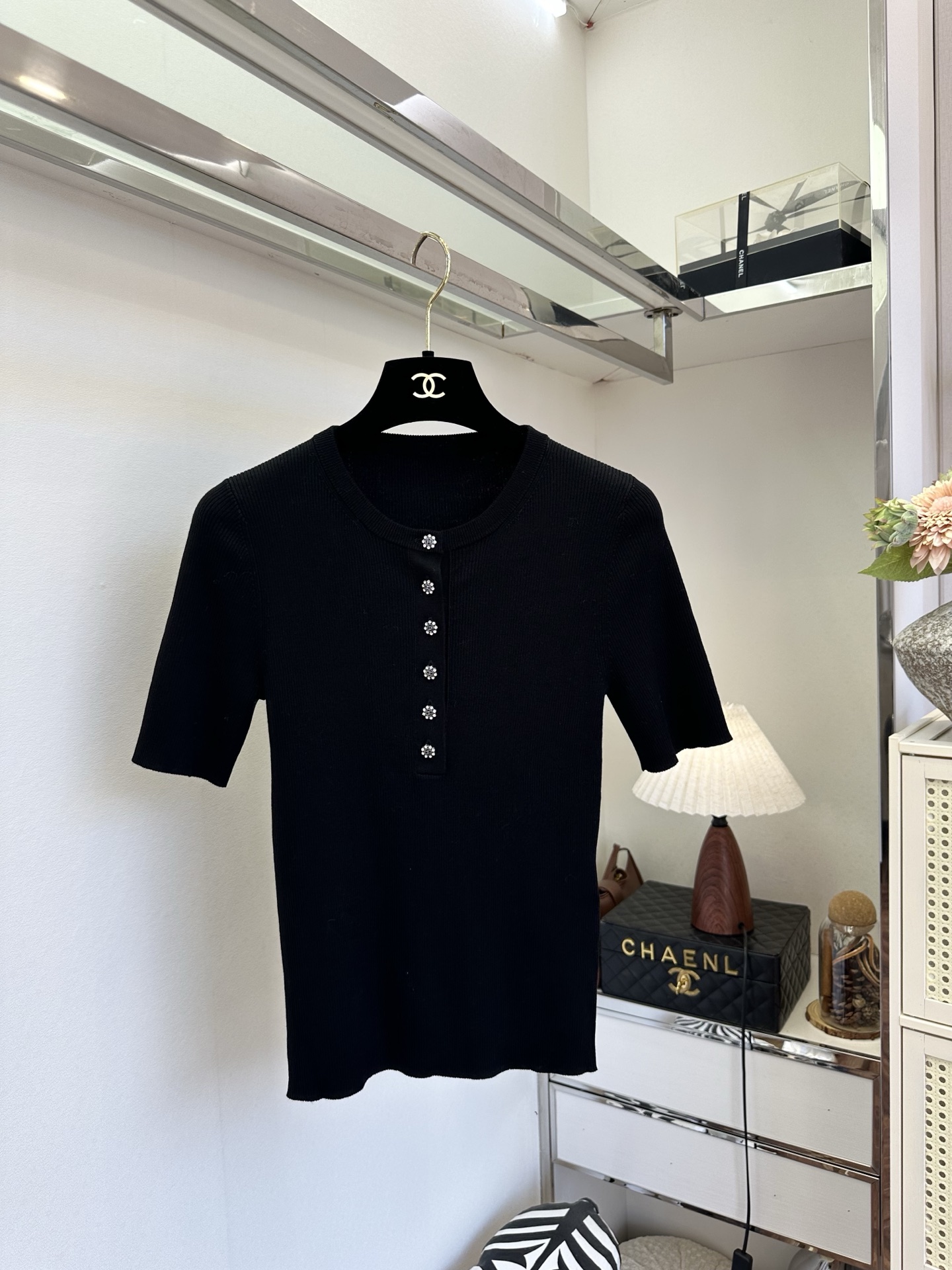 「穿好看的衣服 见想见的人]   清透冰感竖纹针织小上衣，低饱和薄荷绿温柔显白，柔和圆领百搭不挑人半开式