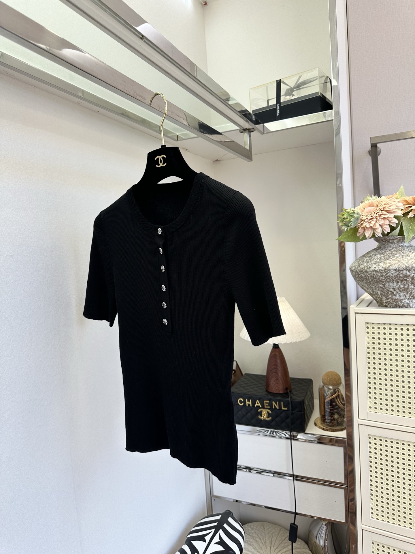 「穿好看的衣服 见想见的人]   清透冰感竖纹针织小上衣，低饱和薄荷绿温柔显白，柔和圆领百搭不挑人半开式