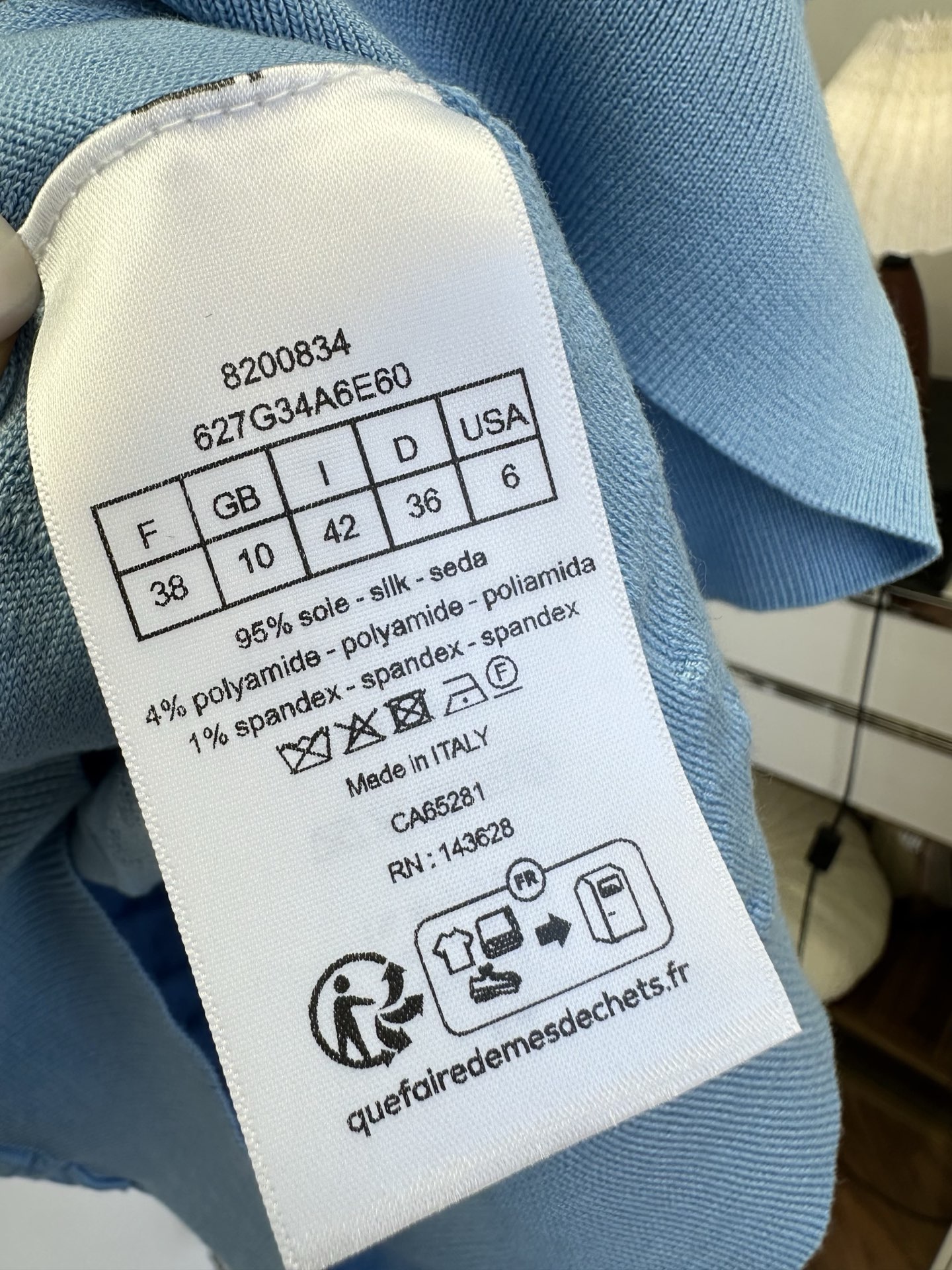 「迈阿密蓝色 美出天际]   迈阿密蓝色 褶皱菱格针织短袖，肌理感直接封神！立体压褶工艺自带蓬松感，圆领