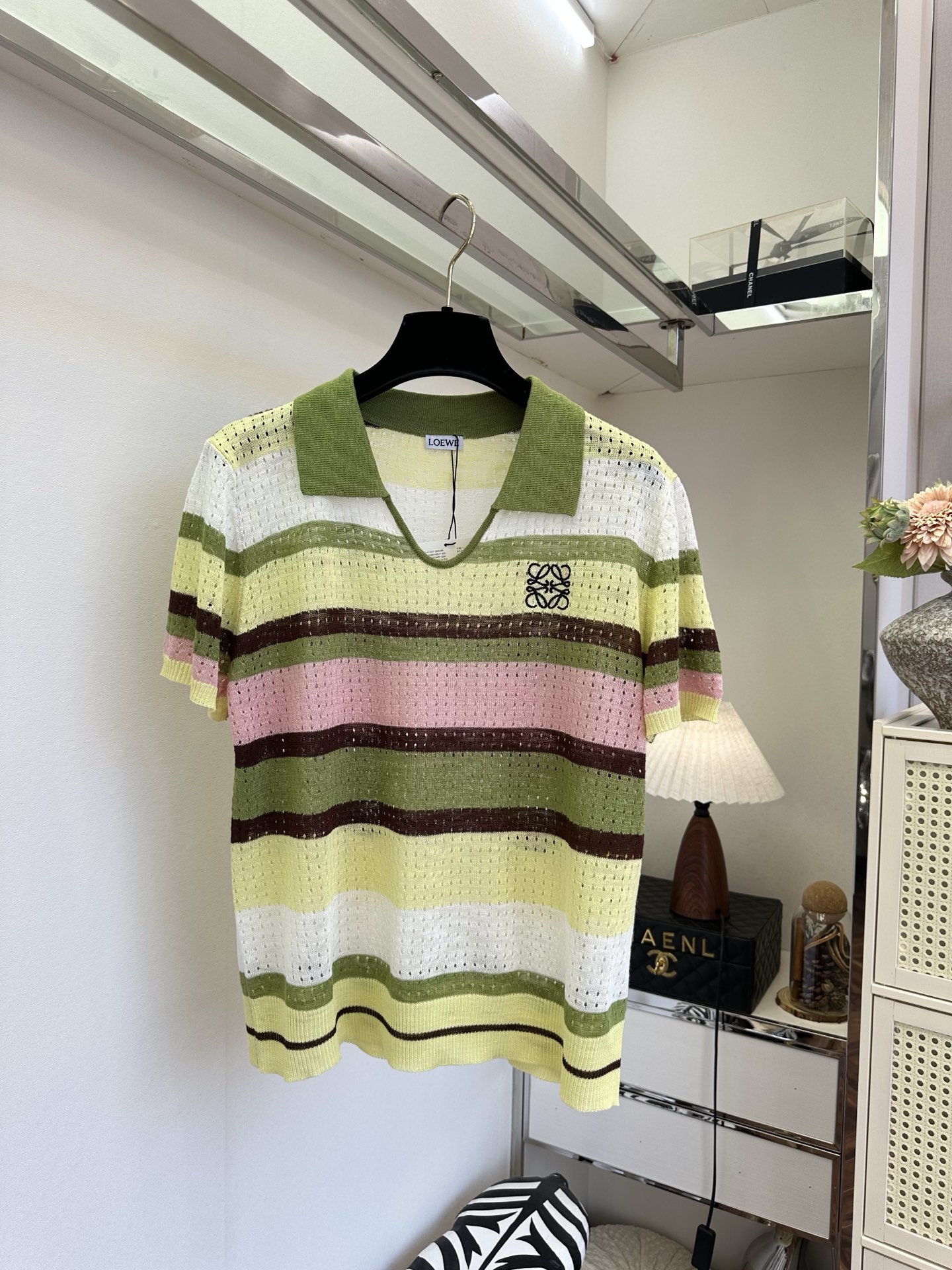 NO:932568,'Wear a touch of tranquility on your body] Summer rainbow striped Polo sweater｜The hollow mesh is full of breathability, the contrasting stripes are gentle and energetic, the small V-neck of the lapel slims down the neck, and the embroidered logo on the chest is exquisite, suitable for vacation and commuting. SIZE s m l, Loewe-clothing, loewe,19860909「把一抹静谧 穿在身上] 夏日彩虹条纹Polo针织衫｜镂空网眼透气感拉满,撞色条纹温柔元气,翻领小V领显瘦显脖颈,胸口刺绣logo精致加分,度假通勤都适配. SIZE s m l,罗意威-服装,loewe,,Women's clothing