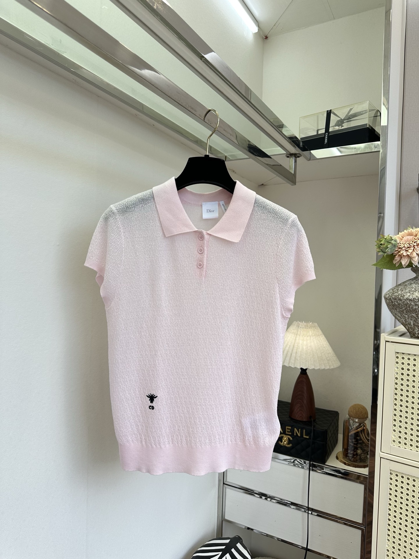 NO:932614,'Knitted polo suitable for summer] Light pink textured knitted Polo, with Korean style gently welded to the body, slightly breathable textured fabric, refreshing and not sweaty in summer, simple lapel + three-button design, low-key, refined and not attractive, mini embroidered logo at the hem, hidden low-key light luxury, loose slightly straight version, hiding the flesh and making you look slimmer, gentle and out of the circle when worn alone or with a skirt SIZE s m l, Dior-clothing, dior, skirts,19860909「适合夏天的针织polo] 淡粉肌理针织Polo,把韩系温柔焊在身上,微透透气肌理面料,夏日穿清爽不闷汗,简约翻领+三粒扣设计,低调精致不挑人,下摆迷你刺绣小标,暗藏低调轻奢感,宽松微直筒版型,藏肉显瘦,单穿/搭半身裙都温柔出圈 SIZE s m l,迪奥-服装,dior,skirts,,Women's clothing