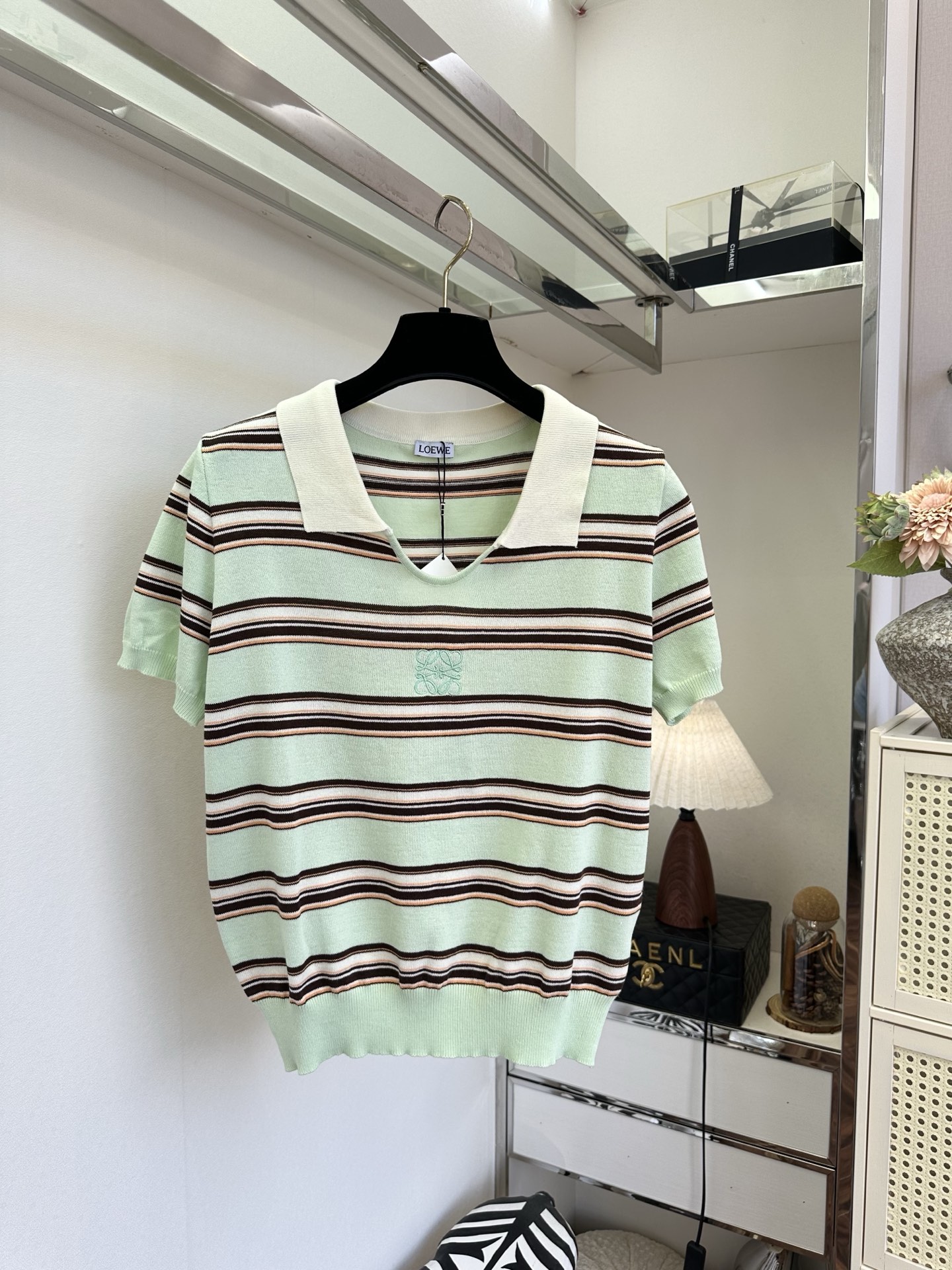 NO:932581,'The green apple color is a perfect match for summer] Mint green contrast striped knitted Polo, with its own refreshing summer filter. Creamy white splicing lapels weaken the shoulder line, modifying the face and super gentle. The delicate ice-like knitted fabric is light and breathable, so it is not stuffy to wear in the dog days. The embroidered logo on the chest is low-key and noble, and the retro contrasting stripes do not pick up skin. The hem is loose and slightly closed, and it has a Korean style relaxation when paired with shorts and skirts. SIZE s m  l, Loewe-clothing,loewe,skirts,shorts,19860909「青苹果色很夏天是绝配] 薄荷绿撞色条纹针织Polo,自带清爽夏日滤镜 奶白拼接翻领弱化肩线,修饰脸型超温柔,细腻冰感针织轻薄透气,三伏天穿也不闷,胸口刺绣logo低调显贵,复古撞色条纹不挑皮.宽松微收下摆,搭配短裤、半裙都自带韩系松弛感 SIZE s m l,罗意威-服装,loewe,skirts,shorts,,Women's clothing