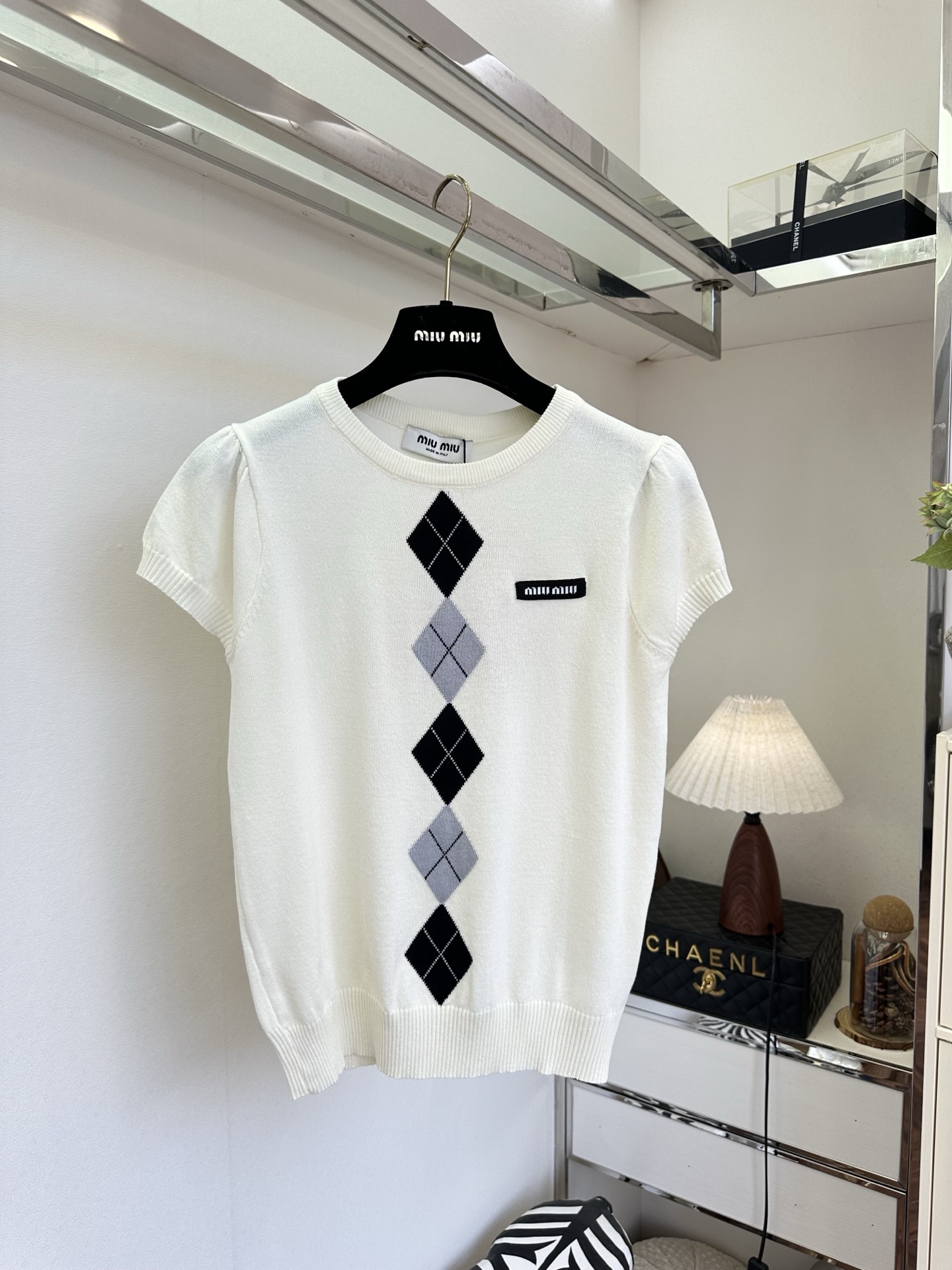 NO:932583,'Miu Girl Outfits] Retro college-style rhombus knitted short-sleeves, miu girl's natural top! Creamy white base with vertical rhombus jacquard, black and white gray classic color matching will never go out of style SIZE s m l, Miu Miu-clothing, miumiu, T-shirt,19860909「缪系女孩穿搭] 复古学院风菱格针织短袖,miu系少女本命上衣！ 奶白基底搭配竖排菱格提花,黑白灰经典配色永不过时 SIZE s m l,缪缪-服装,miumiu,T-shirt,,Women's clothing
