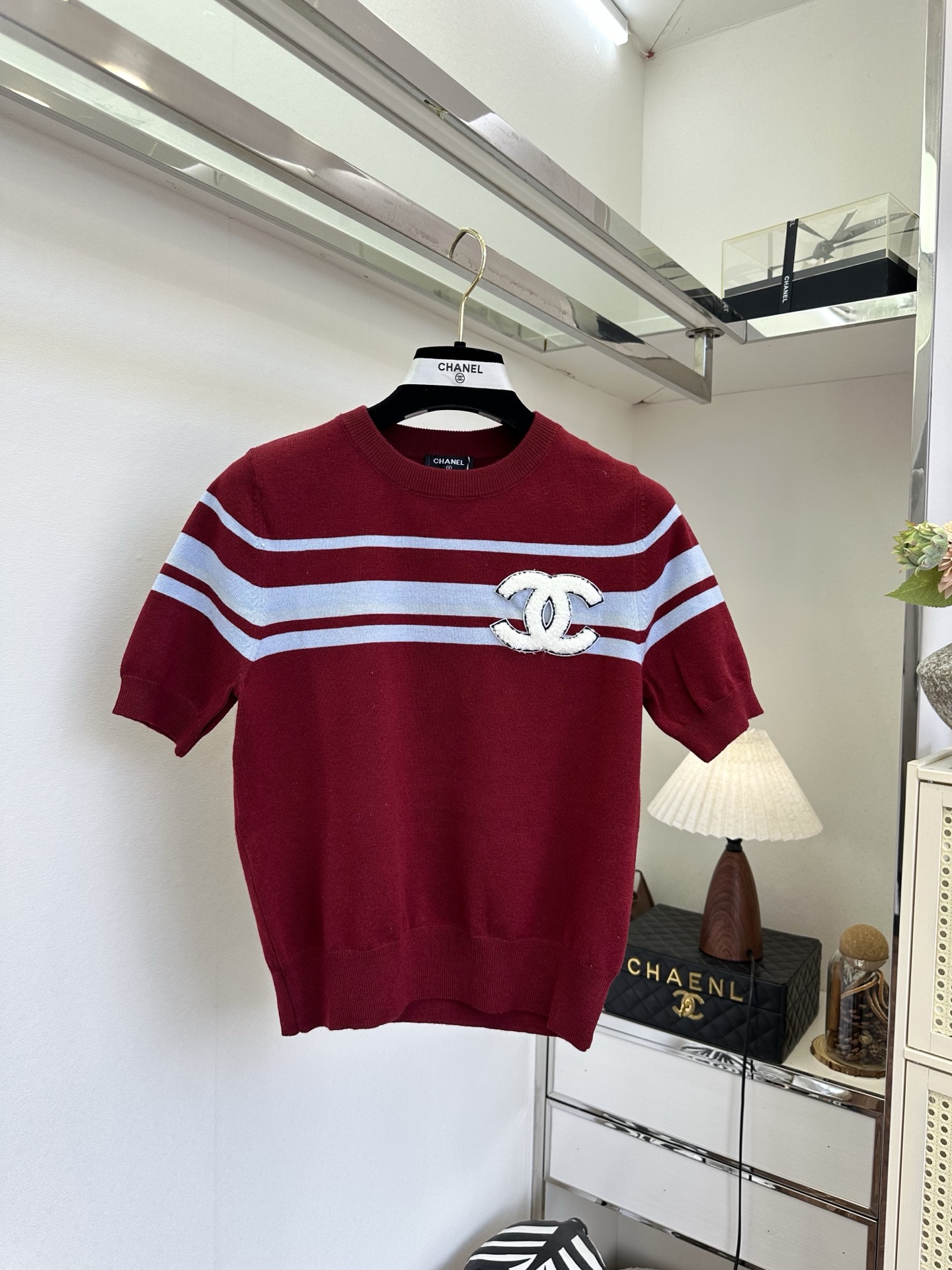 NO:932619,'Xiao Xiang Medieval Series] Refreshing white tone striped knitted short sleeves, with a gentle and rich family atmosphere. The classic round neck fits the neck without squinting the face shape, and the three-dimensional double C embroidery logo on the chest is low-key and highlights the light luxury texture. The fine knitted fabric is breathable and soft, suitable for spring and summer wear alone or as an inner layer. It is elegant and everyday with skirt jeans. SIZE s m l, Chanel - clothing, chanel, skirts, jeans, T-shirt,19860909「小香中古系列] 清爽白调条纹针织短袖,自带温柔富家千金氛围感 经典圆领贴合脖颈不挑脸型,胸前立体双C刺绣标识,低调凸显轻奢质感 细腻针织透气软糯,春夏单穿、内搭都适配,配半裙牛仔裤优雅又日常 SIZE s m l,香奈儿-服装,chanel,skirts,jeans,T-shirt,,Women's clothing