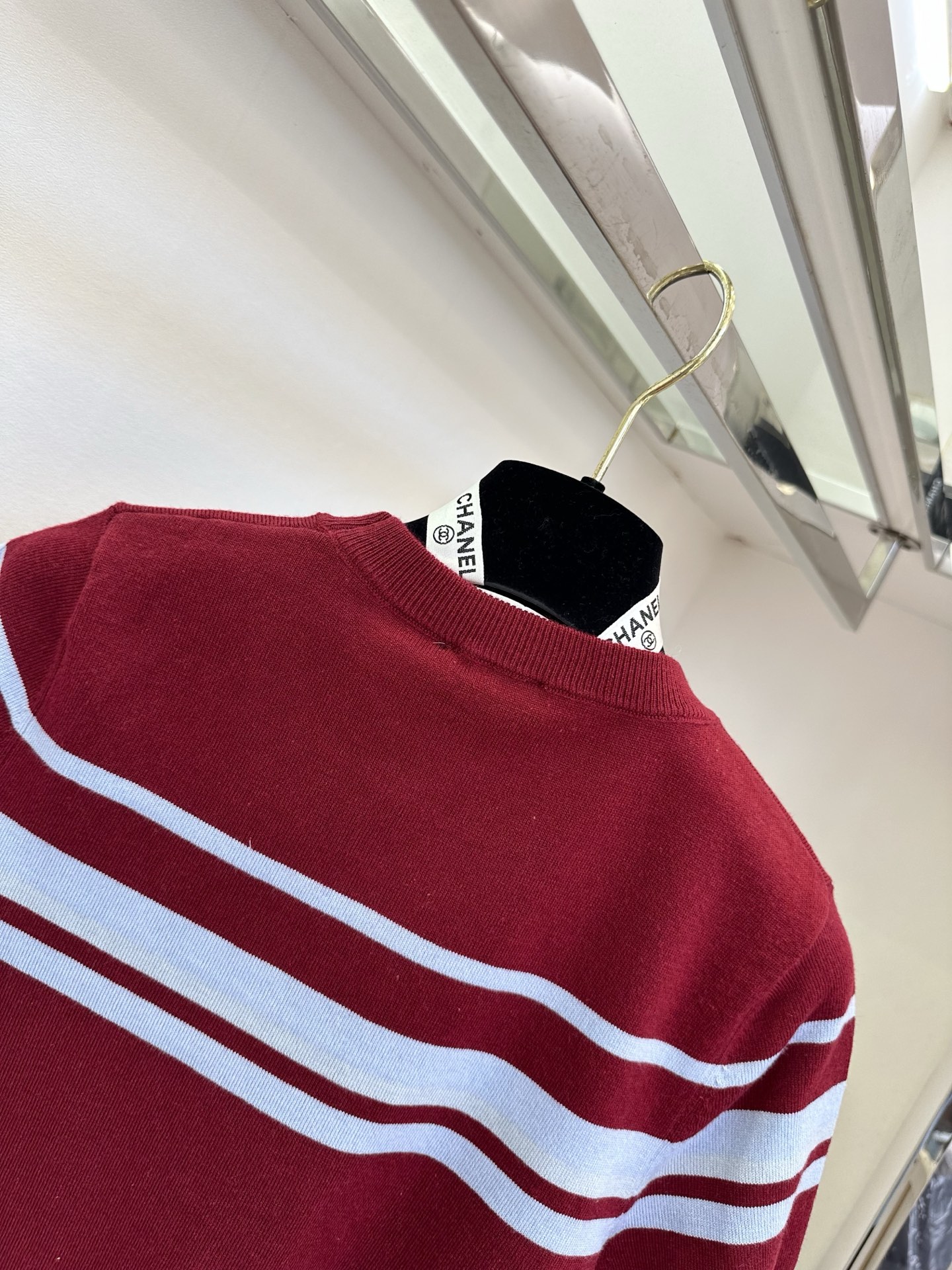 「小香中古系列]   清爽白调条纹针织短袖，自带温柔富家千金氛围感经典圆领贴合脖颈不挑脸型，胸前立体双C