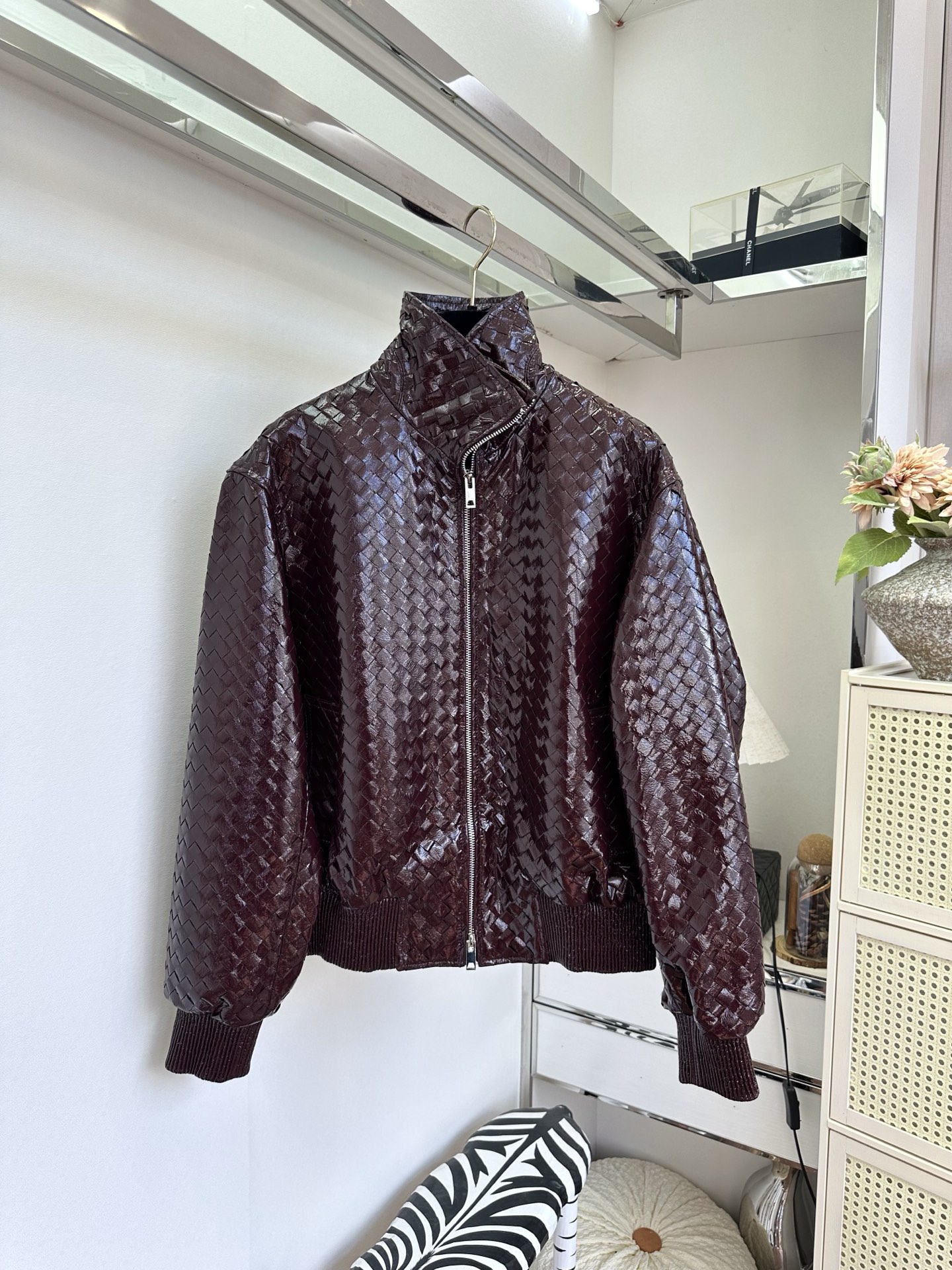 NO:900260,'BV Heavy Industry Braided Oil-Waxed Leather Jacket] The whole hand-woven cross-woven oil-waxed sheepskin is selected from soft and waxy lambskin. The oil-wax coating has a warm retro luster and full texture. The zippered jacket with high stand-up collar and ribbed cuffs are windproof and slimming. The short cut raises the waistline. The burgundy tone is low-key and dignified. It can be easily controlled by retro hotties and commuters. The texture of heavy-duty craftsmanship is first-class. SIZE s m l  PRICE,Bottega Veneta-clothing,bottega veneta,bottega veneta,jackets & coats,jackets & coats,sheepskin,19860909「BV重工编制油蜡皮外套] 整件手工交叉编织油蜡羊皮,甄选软糯小羊皮,油蜡涂层自带温润复古光泽,肌理感拉满.高立领拉链夹克版型,罗纹收口防风显瘦,短款剪裁拉高腰线,酒红调低调又显贵,复古辣妹、通勤轻熟风都能轻松驾驭,重工工艺质感一眼高级. SIZE s m l PRICE,葆蝶家-服装,bottega veneta,bottega veneta,jackets & coats,jackets & coats,sheepskin,,Women's clothing