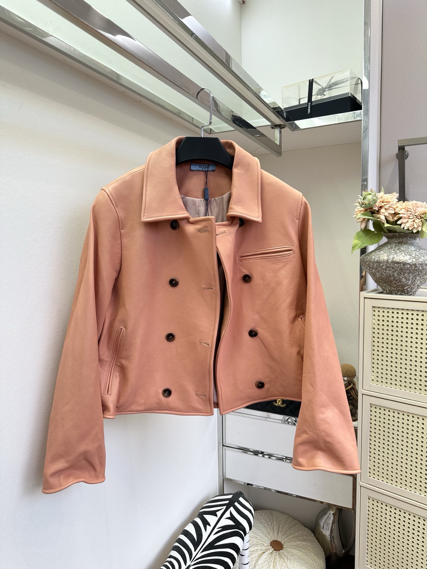 NO:900244,'The cool and high-end feeling fills you up]  Selected high-quality first-layer sheepskin, soft and smooth to the touch, with a soft and delicate leather luster. The classic lapel is paired with retro double-breasted buttons, which is simple, neat and unobtrusive; the short off-shoulder version hides the body and makes the waistline slimmer. The soft nude pink breaks the toughness of the leather jacket, balancing sweetness and coolness. It is great when worn alone with a layered dress or knitted inside. It is durable and versatile, and is a practical leather jacket that can be worn all year round. SIZE s m l  PRICE,Prada-clothing,prada,skirts,leather jacket,sheepskin,19860909「酷飒的高级感拉满] 甄选高质感头层绵羊皮,触感软糯顺滑,自带柔和细腻的皮面光泽.经典翻领搭配复古双排扣,简约利落不挑人；短款落肩版型,藏肉显瘦还拉高腰线.温柔裸粉色打破皮衣硬朗感,甜酷平衡,单穿叠搭连衣裙、内搭针织都很出彩,耐看百搭,一年四季都能穿的实穿款皮衣. SIZE s m l PRICE,普拉达-服装,prada,skirts,leather jacket,sheepskin,,Women's clothing