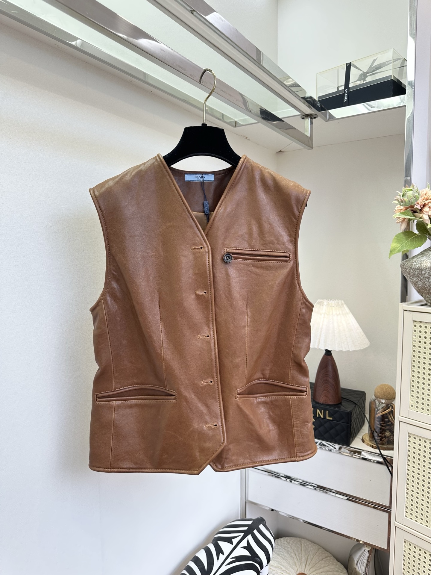 NO:900252,'Cool and high-end sense] Selected high-quality sheepskin vest｜Versatile layering item, soft and waxy lambskin upper body is super comfortable, matte texture, V-neck waisted version, even small people can easily control it, multi-pocket retro design, simple and durable, can be worn in all seasons, paired with a knitted shirt to enhance the layering of the outfit with one click SIZE s m l PRICE pink  Khaki black 1050,Prada-clothing,prada,shirts,sheepskin,19860909「酷飒的高级感拉满] 精选优质绵羊皮马甲｜叠穿万能单品,软糯小羊皮上身超舒服,哑光质感显贵,V领收腰版型,小个子也能轻松驾驭,多口袋复古设计,简约耐看,四季可穿,搭配衬衫针织一键提升穿搭层次感 SIZE s m l PRICE粉色 卡其色黑色1050,普拉达-服装,prada,shirts,sheepskin,,Women's clothing