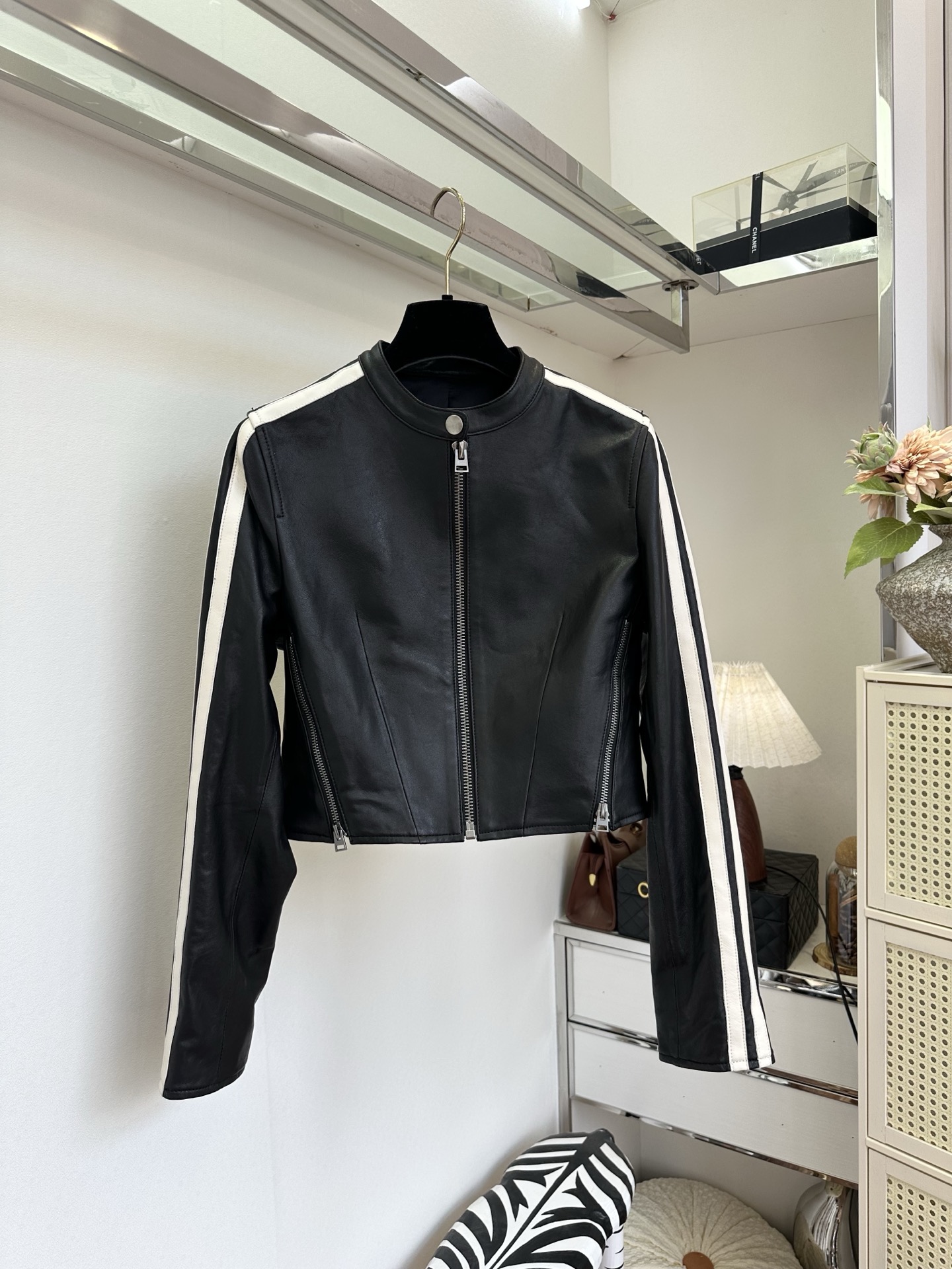 NO:900305,'Lisa's Same Leather Jacket' The whole set is made of fine sheepskin, with a soft matte leather surface and a soft and unrestricted upper body. A short zippered jacket with a stand-up collar and double white stripes on the side add a sporty atmosphere; the matching high-waisted leather skirt comes with a same-color belt to cinch the waist, and the side stripes echo up and down, making the style slim and slim. The classic black and white color combination is sweet and cool, and it is easy to wear as a set. It can also be worn separately with knitted fabrics and T-shirts, making it suitable for daily outings and dates.  SIZE s m l PRICE jacket and skirt 550, women's clothing,skirts,jackets & coats,jackets & coats,tees, t-shirt,leather jacket,sheepskin,19860909「lisa同款皮衣」 整套甄选细腻绵羊皮,皮面柔和哑光、上身柔软无束缚.立领拉链短款夹克,侧边双白条纹增添运动氛围；配套高腰半身皮裙自带同色系腰带收腰,侧边条纹上下呼应,版型修身显瘦.黑白经典配色甜酷兼备,成套穿省心出片,单拆搭配针织、T恤也百搭,日常出街、约会都适配. SIZE s m l PRICE外套半裙550,女装,skirts,jackets & coats,jackets & coats,tees，t-shirt,leather jacket,sheepskin,,Women's clothing