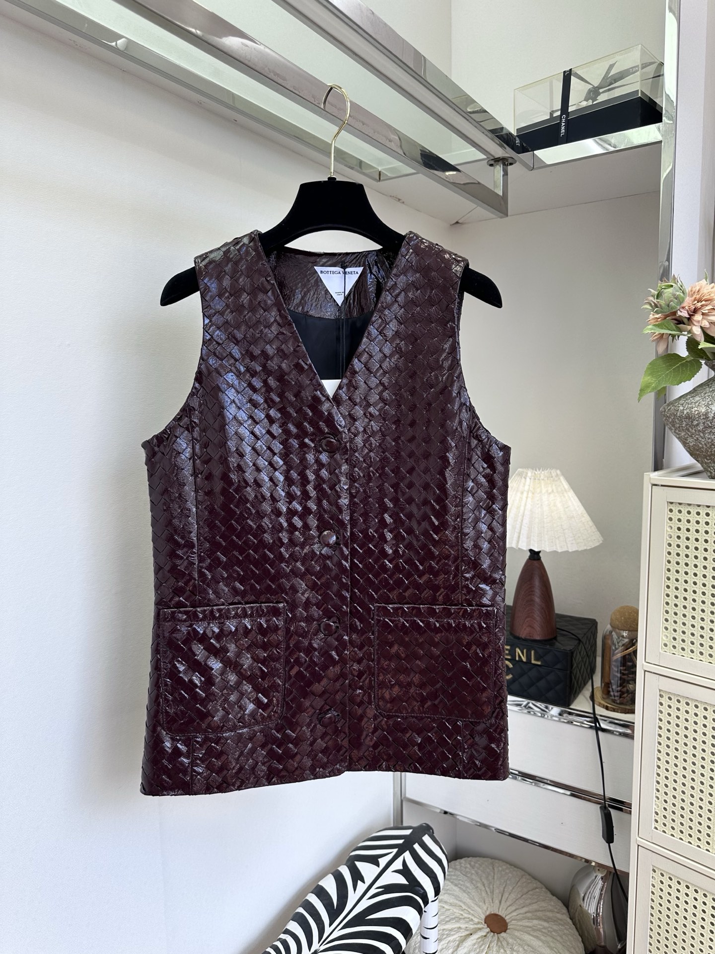 NO:900297,'BV Heavy Industry Braided Oil Waxed Leather Jacket] Selected high-quality imported lambskin, purely hand-woven to create a noble atmosphere. The delicate lambskin is hand-woven, the luster is high-end and not exaggerated, the straight right-angled hem modifies the body shape, versatile and versatile for all seasons, low-key and eye-catching purple tones, easy to wear Italian retro accents SIZE s m l PRICE, Bottega Veneta - Clothing, bottega veneta, bottega veneta, jackets &  coats, sheepskin,19860909「BV重工编制油蜡皮外套] 精选优质进口小羊皮,纯手工编织打造氛围感贵气单品,细腻小羊皮手工交织,光泽高级不浮夸,直筒直角下摆修饰身形,四季百搭万能叠穿,低调又吸睛的紫调,轻松穿出意式复古腔调 SIZE s m l PRICE,葆蝶家-服装,bottega veneta,bottega veneta,jackets & coats,sheepskin,,Women's clothing