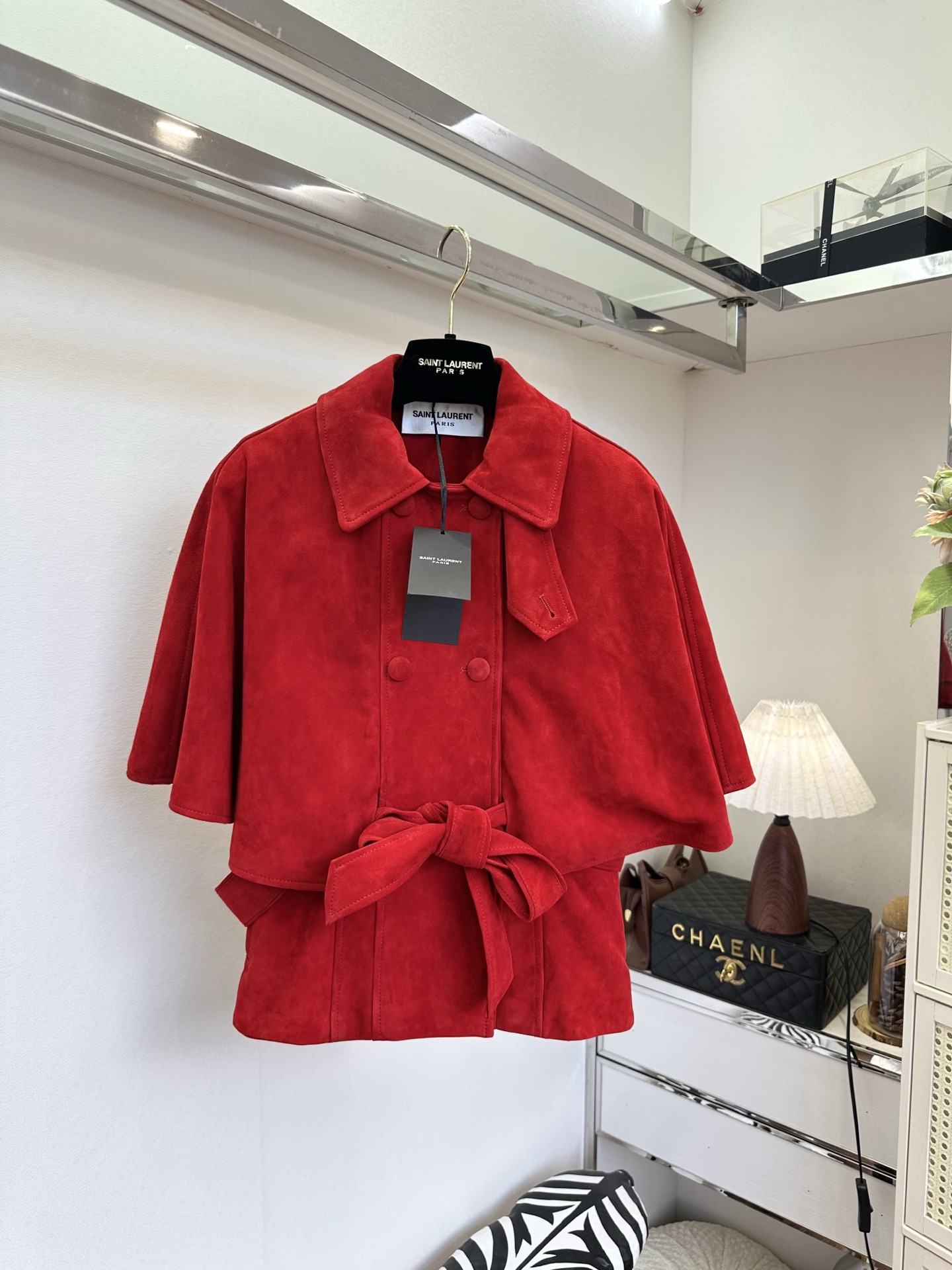 NO:932523,'Leather clothing can also be worn in new ways' Fengshen short sheepskin cape coat, delicate and smooth leather texture, matte black and elegant, double-breasted classic design, freely adjustable belt proportions. Paired with skirts and jeans, it has a lazy lady style SIZE: s m l PRICE: suede red, lambskin black 1200, Saint Laurent-clothing, saint laurent, skirts, jeans, jackets & coats, leather  jacket, sheepskin,19860909「皮衣也能穿出新花样」 封神短款羊皮斗篷外套,细腻软滑真皮质感,哑光黑巨显贵,双排扣经典设计,腰带自由调节比例 搭配裙子牛仔裤都自带慵懒御姐范 SIZE :s m l PRICE :翻毛皮红色 小羊皮黑色1200,圣罗兰-服装,saint laurent,skirts,jeans,jackets & coats,leather jacket,sheepskin,,Women's clothing