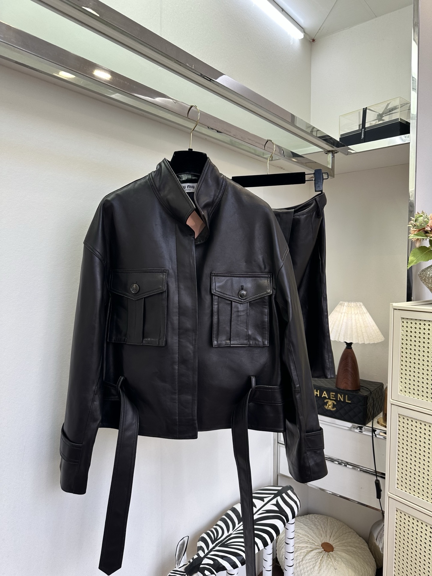 NO:902009,'Leather jackets can also be worn in new ways'  The entire set is made of soft matte leather, which feels soft and waxy but not stiff. The stand-up collar workwear leather jacket is paired with symmetrical large patch pockets, giving it a casual workwear tone. It comes with a waistband of the same color, allowing you to freely adjust the waistline to easily create a slim waist. The bottoms are irregular.  The pleated leather skirt modifies the crotch line, and the length is suitable for various heights. Wear it as a complete set of the same leather, eliminating the worry of matching. It can be used as a glamorous lady, daily commuting, or going out on a date. A suit is just for the autumn and winter atmosphere.  SIZE:s m l PRICE:Coat and skirt 850, Miu Miu-clothing,skirts,jackets & coats,leather jacket,19860909「皮衣也能穿出新花样」 整套甄选柔润哑光皮料,触感软糯不硬挺.立领工装皮衣搭配对称大贴袋,自带随性工装腔调；附赠同色系收腰绑带,自由调节腰线,轻松打造小蛮腰.下装不规则褶皱皮半裙,修饰胯部线条,长短适配各种身高.一身同皮成套穿搭,省去搭配烦恼,冷艳御姐、日常通勤、约会出街都能hold住,秋冬氛围感刚需套装. SIZE :s m l PRICE :外套半裙850,缪缪-服装,skirts,jackets & coats,leather jacket,,Women's clothing