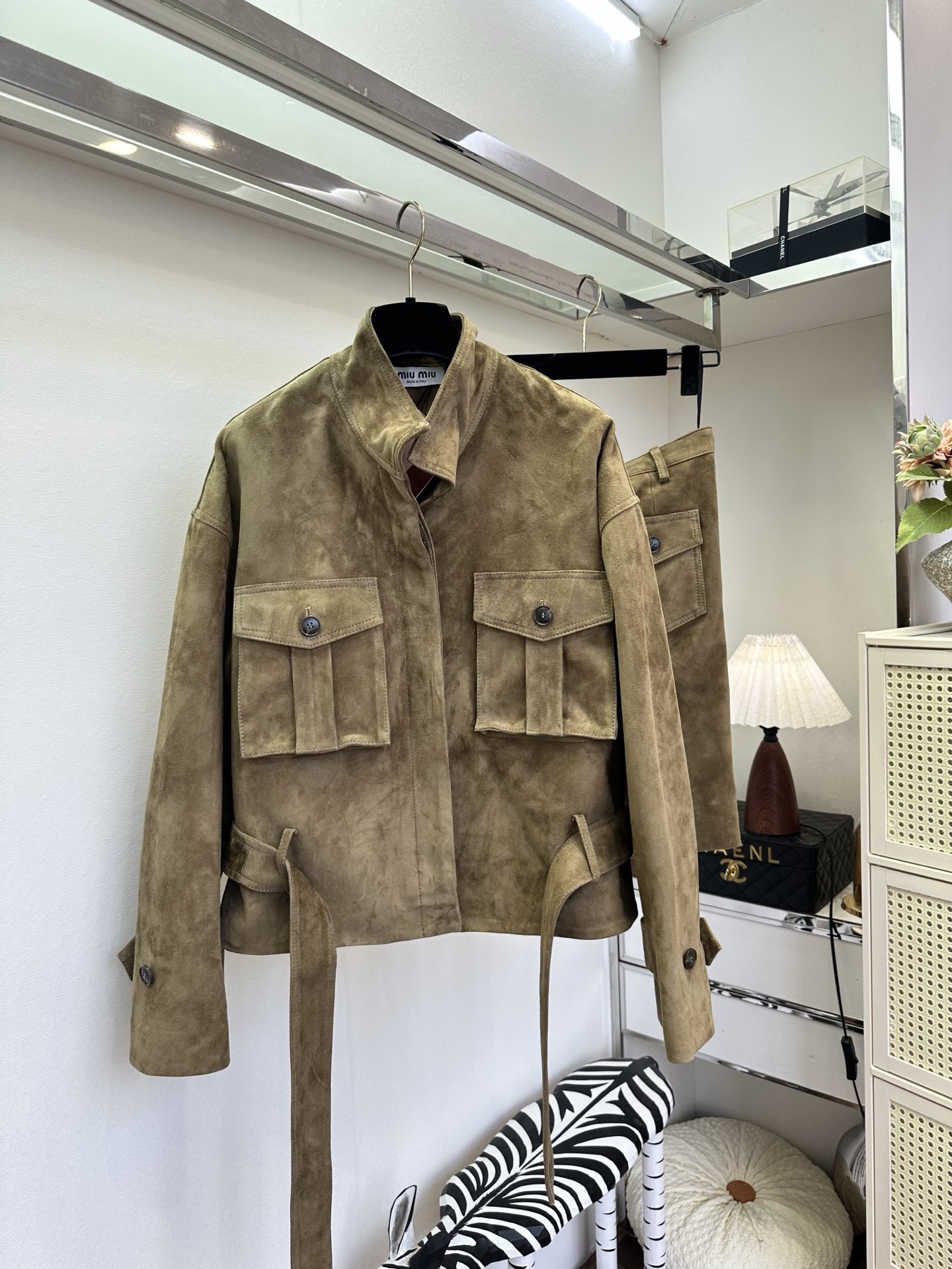 NO:902018,'Leather jackets can also be worn in new ways'  The imported goat suede feels soft and waxy but not stiff. The stand-up collar workwear leather jacket is paired with symmetrical large patch pockets, giving it a casual workwear tone. It comes with a waistband of the same color, allowing you to freely adjust the waistline to easily create a slim waist. The bottoms have irregular pleats.  The wrinkled leather skirt modifies the crotch line, and the length is suitable for various heights. Wear it as a complete set of the same leather, eliminating the worry of matching. It can be used for glamorous ladies, daily commuting, and dating out on the street. It is a must-have suit for the autumn and winter atmosphere.  SIZE :s m l PRICE :Coat and skirt 1050, Miu Miu-clothing,skirts,jackets & coats,leather jacket,19860909「皮衣也能穿出新花样」 进口山羊翻毛皮触感软糯不硬挺.立领工装皮衣搭配对称大贴袋,自带随性工装腔调；附赠同色系收腰绑带,自由调节腰线,轻松打造小蛮腰.下装不规则褶皱皮半裙,修饰胯部线条,长短适配各种身高.一身同皮成套穿搭,省去搭配烦恼,冷艳御姐、日常通勤、约会出街都能hold住,秋冬氛围感刚需套装. SIZE :s m l PRICE :外套半裙1050,缪缪-服装,skirts,jackets & coats,leather jacket,,Women's clothing