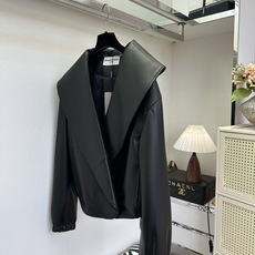 「进口小羊皮」 意大利进口小羊皮 选用头层柔感哑光皮料打造,加宽海军翻领+无扣斜交门襟,松紧收口袖 「进口小羊皮」 意大利进口小羊皮 选用头层柔感哑光皮料打造,加宽海军翻领+无扣斜交门襟,松紧收口袖