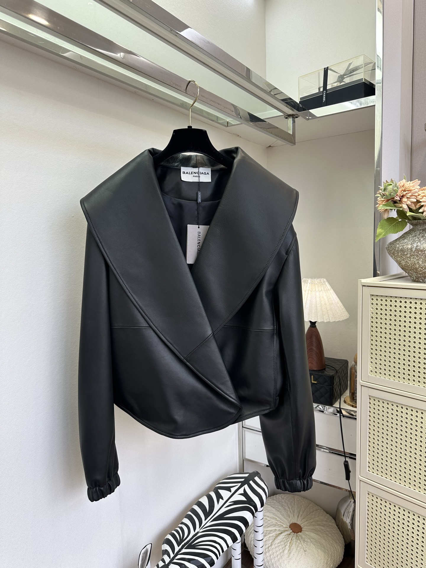 NO:902000,'Imported lambskin' Lambskin imported from Italy is made of first-layer soft matte leather, widened navy lapels + buttonless bias placket, elasticated sleeves with hidden details, curved short hem to raise the waistline, no redundant decoration, and tailoring to highlight the high-end fashion tone. SIZE: s m l PRICE:, Balenciaga-clothing, balenciaga, sheepskin,19860909「进口小羊皮」 意大利进口小羊皮 选用头层柔感哑光皮料打造,加宽海军翻领+无扣斜交门襟,松紧收口袖暗藏细节,弧形短下摆拉高腰线,无冗余装饰,靠剪裁凸显高级时装调性. SIZE :s m l PRICE :,巴黎世家-服装,balenciaga,sheepskin,,Women's clothing