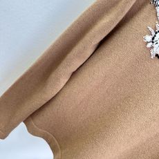 「手工订珠高级感拉满」 高订出品的香家套头衫 高支羊绒织就软糯基底,整件肌理细腻密实,自带柔和哑光 「手工订珠高级感拉满」 高订出品的香家套头衫 高支羊绒织就软糯基底,整件肌理细腻密实,自带柔和哑光