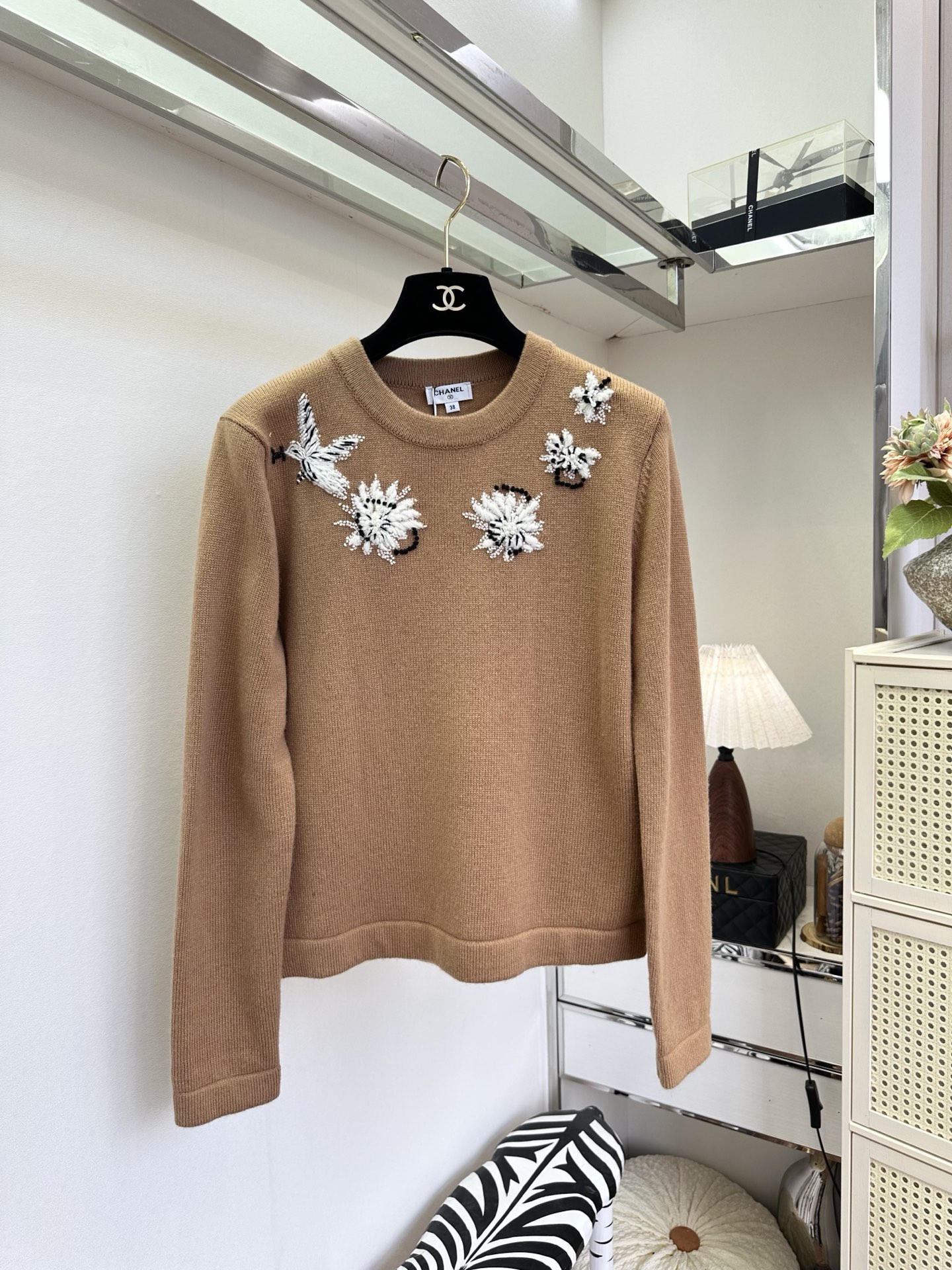 NO:932610,'Hand-beaded high-end feeling' Xiangjia pullover produced by Haute Couture has a soft and waxy base woven with high-count cashmere. The texture of the whole piece is fine and dense, with a soft matte camel tone, which makes the skin moist and translucent. The hand-beaded shoulders create three-dimensional dandelions and butterflies. The beads are sewn in layers, giving a delicate and soft light in the light. The simple round neck ribbed edge is gentle and has high-end details. SIZE: s m l PRICE  :,Chanel-clothing,chanel,chanel,19860909「手工订珠高级感拉满」 高订出品的香家套头衫 高支羊绒织就软糯基底,整件肌理细腻密实,自带柔和哑光驼调,衬得肤色温润通透.肩头手工钉珠塑造立体蒲公英与蝴蝶,珠片分层缝制,光线里泛着细腻柔光,简约圆领罗纹收边,温柔又有高定细节. SIZE :s m l PRICE :,香奈儿-服装,chanel,chanel,,Women's clothing