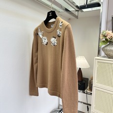 「手工订珠高级感拉满」 高订出品的香家套头衫 高支羊绒织就软糯基底,整件肌理细腻密实,自带柔和哑光 「手工订珠高级感拉满」 高订出品的香家套头衫 高支羊绒织就软糯基底,整件肌理细腻密实,自带柔和哑光