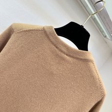 「手工订珠高级感拉满」 高订出品的香家套头衫 高支羊绒织就软糯基底,整件肌理细腻密实,自带柔和哑光 「手工订珠高级感拉满」 高订出品的香家套头衫 高支羊绒织就软糯基底,整件肌理细腻密实,自带柔和哑光