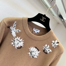 「手工订珠高级感拉满」 高订出品的香家套头衫 高支羊绒织就软糯基底,整件肌理细腻密实,自带柔和哑光 「手工订珠高级感拉满」 高订出品的香家套头衫 高支羊绒织就软糯基底,整件肌理细腻密实,自带柔和哑光