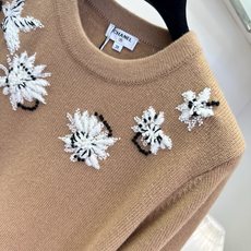 「手工订珠高级感拉满」 高订出品的香家套头衫 高支羊绒织就软糯基底,整件肌理细腻密实,自带柔和哑光 「手工订珠高级感拉满」 高订出品的香家套头衫 高支羊绒织就软糯基底,整件肌理细腻密实,自带柔和哑光