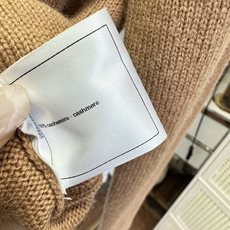 「手工订珠高级感拉满」 高订出品的香家套头衫 高支羊绒织就软糯基底,整件肌理细腻密实,自带柔和哑光 「手工订珠高级感拉满」 高订出品的香家套头衫 高支羊绒织就软糯基底,整件肌理细腻密实,自带柔和哑光