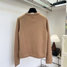 「手工订珠高级感拉满」 高订出品的香家套头衫 高支羊绒织就软糯基底,整件肌理细腻密实,自带柔和哑光 「手工订珠高级感拉满」 高订出品的香家套头衫 高支羊绒织就软糯基底,整件肌理细腻密实,自带柔和哑光