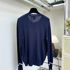 「秋冬的季节必须得有一件像样的针织衫」 超美低饱和柔粉/藏青两色,温柔显白不挑皮。针织肌理细腻平整 「秋冬的季节必须得有一件像样的针织衫」 超美低饱和柔粉/藏青两色,温柔显白不挑皮。针织肌理细腻平整